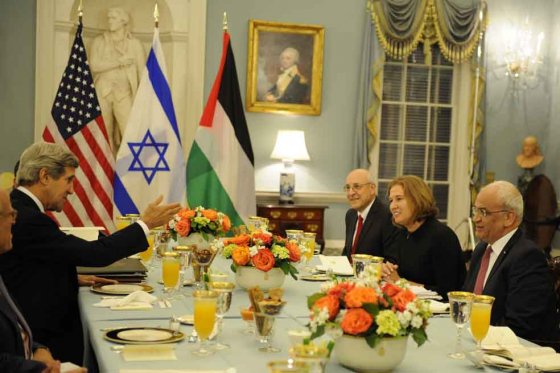John Kerry (izq.), secretario de Estado de EE.UU., recibiendo en el año 2013 en Washington a representantes de los gobiernos de Israel y Palestina. / EFE