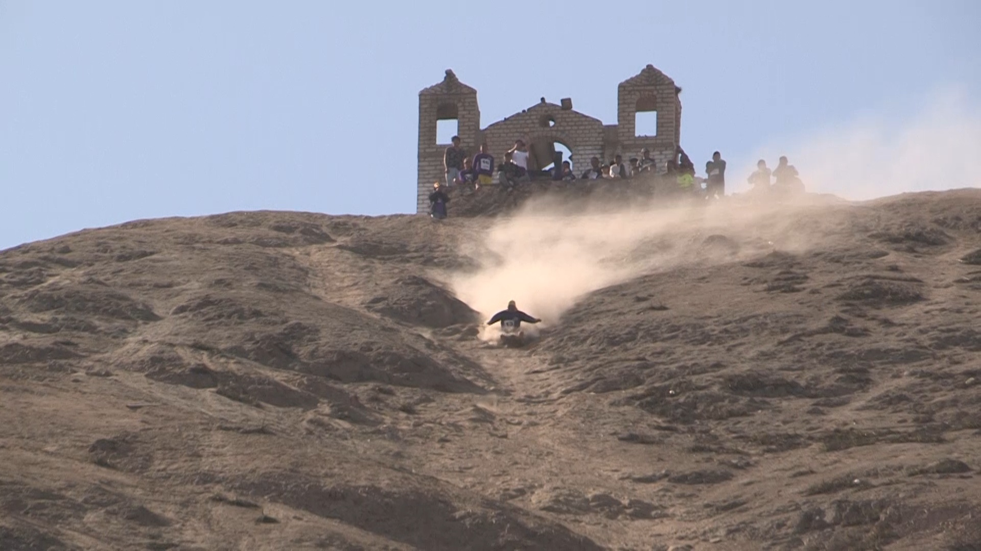 ‘Tobogán macho’, la carrera extrema que desafió a turistas en Lima