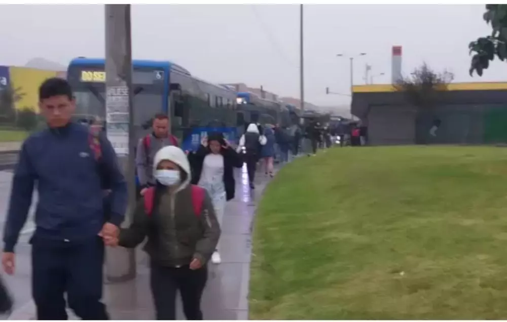Usuarios del sistema de transporte aseguran que los retrasos en el Portal Usme son recurrentes.