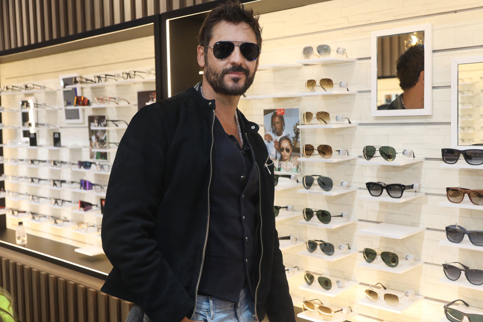 Rodrigo Candamil y otros actores probaron la última moda en gafas y lentes de sol.