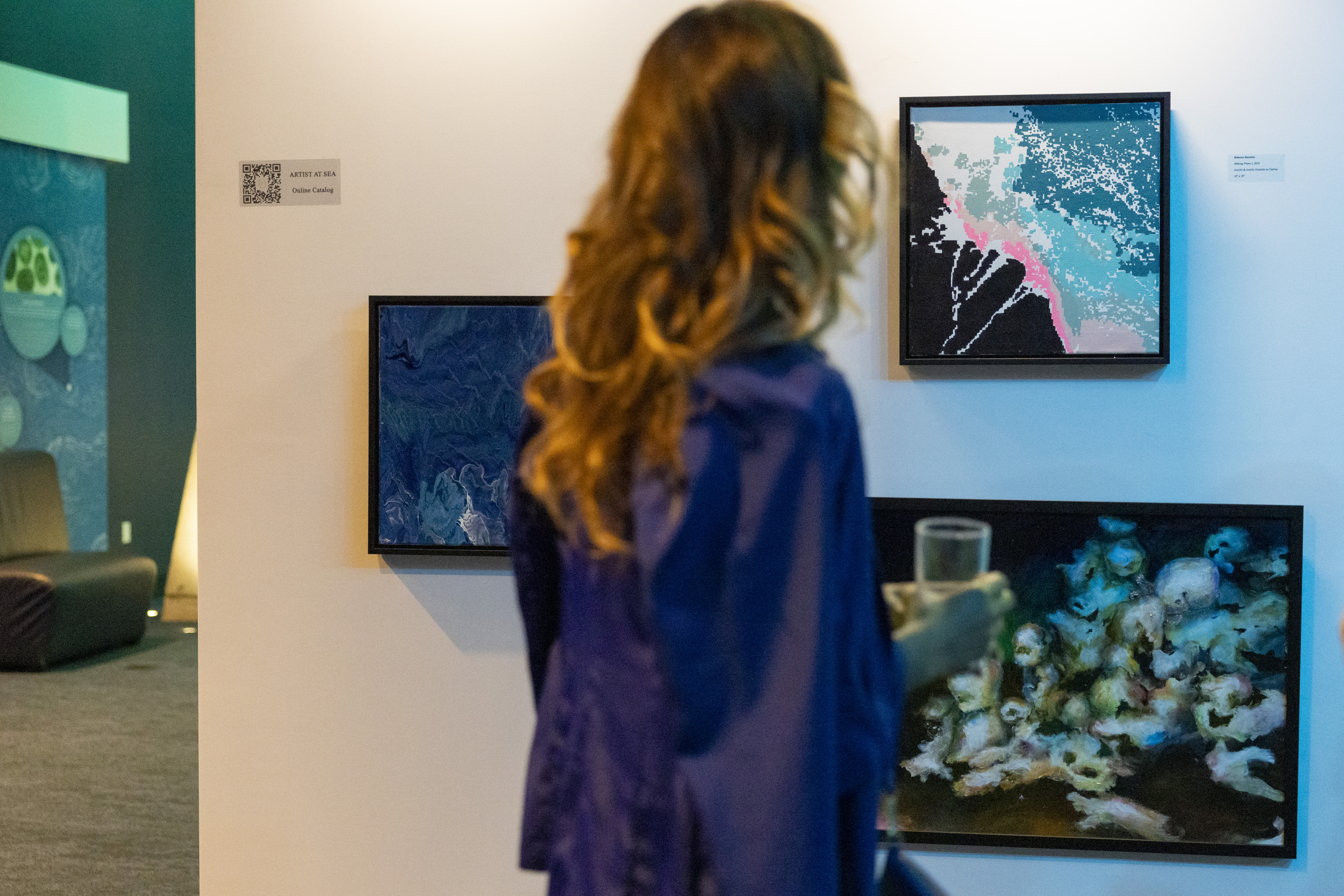 Una persona observa las obras 'Mekong Plume' IV (i) y I (d) de la artista Rebecca Rutsteln, y 'The Deam, Point Dume Seep No. 4 with Haliphron Alanticus Octopus' de la artista Lily Simonson (abajo).