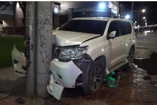 Ladrones robaron camioneta en Kennedy, provocaron balacera y acabaron estrellados