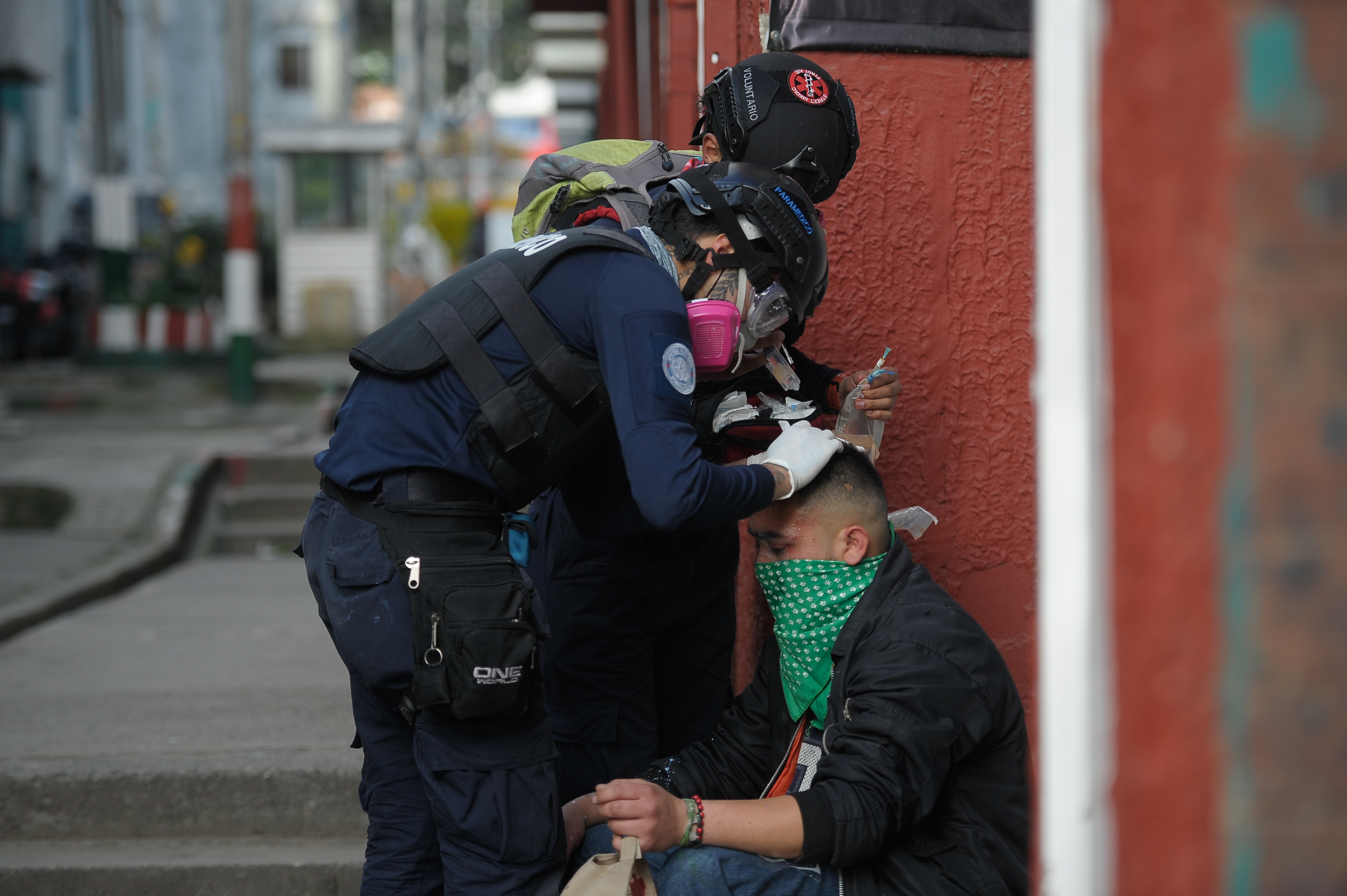 Un joven manifestante es atendido por la brigada Street Medic.