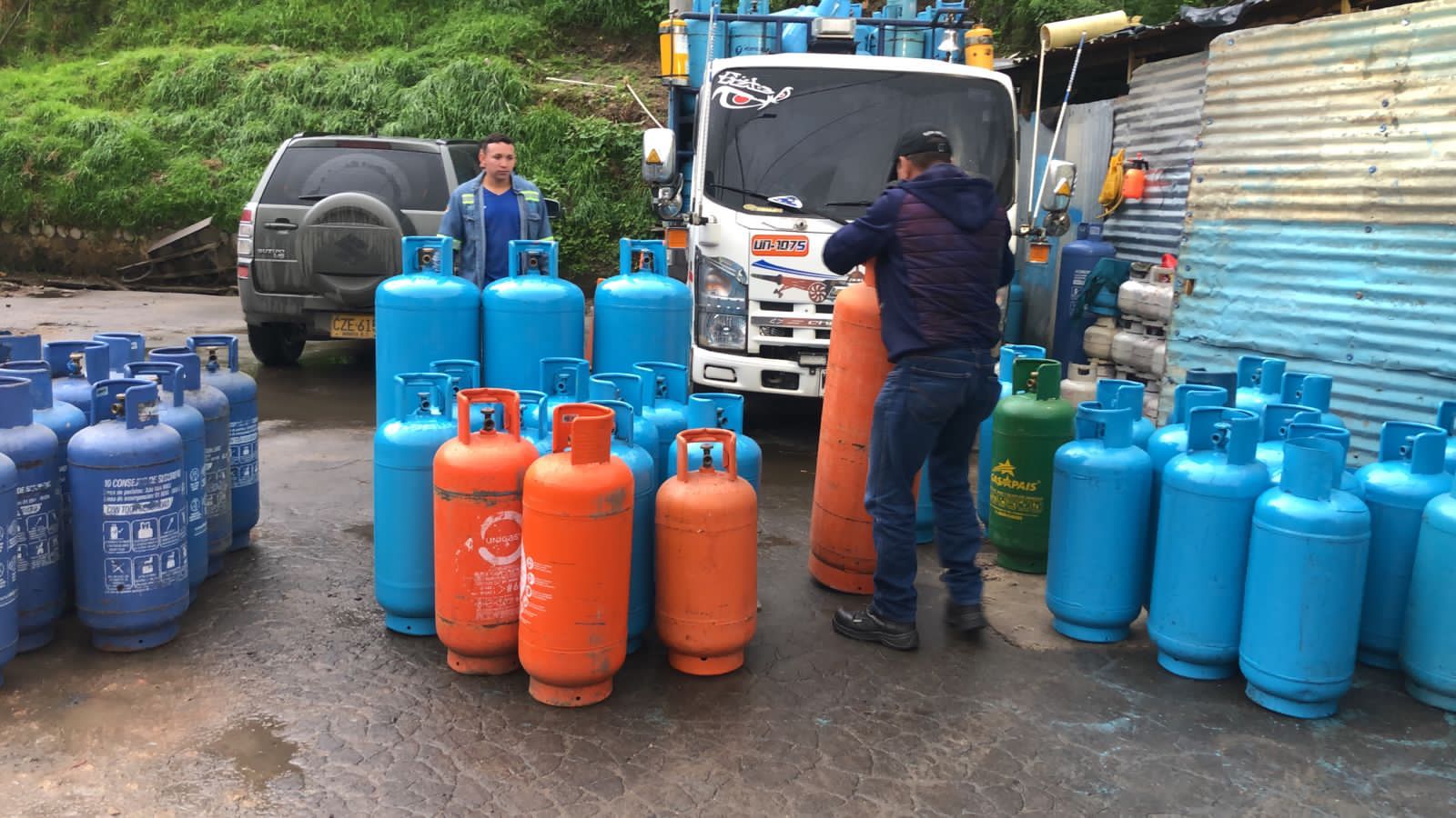 Sellan parqueadero fachada: lo usaban para adulterar cilindros de gas en Bogotá