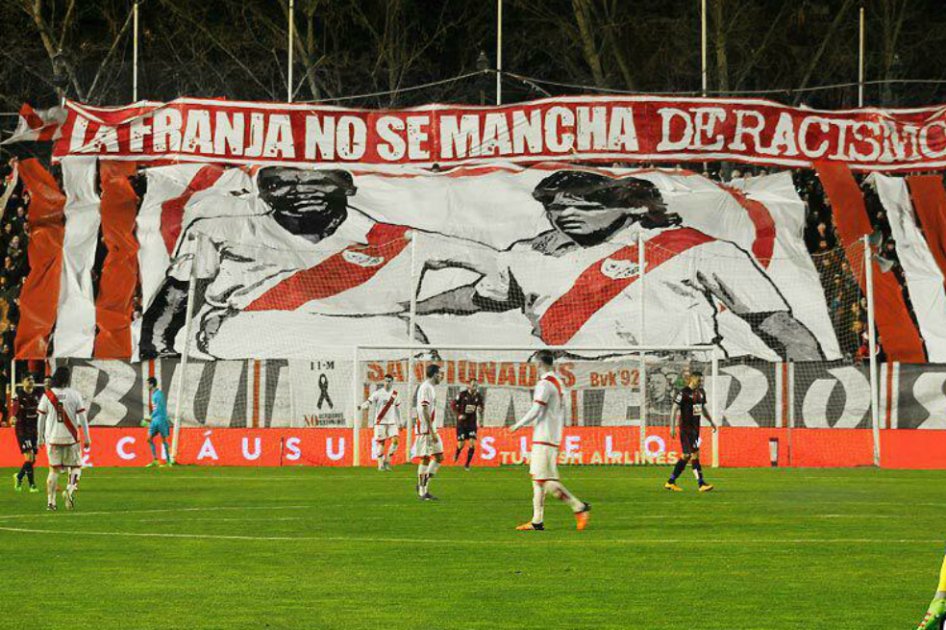 La hinchada del Rayo se caracteriza por sus fuertes rasgos culturales y sociales al barrio de Vallecas. / @bukaneros92