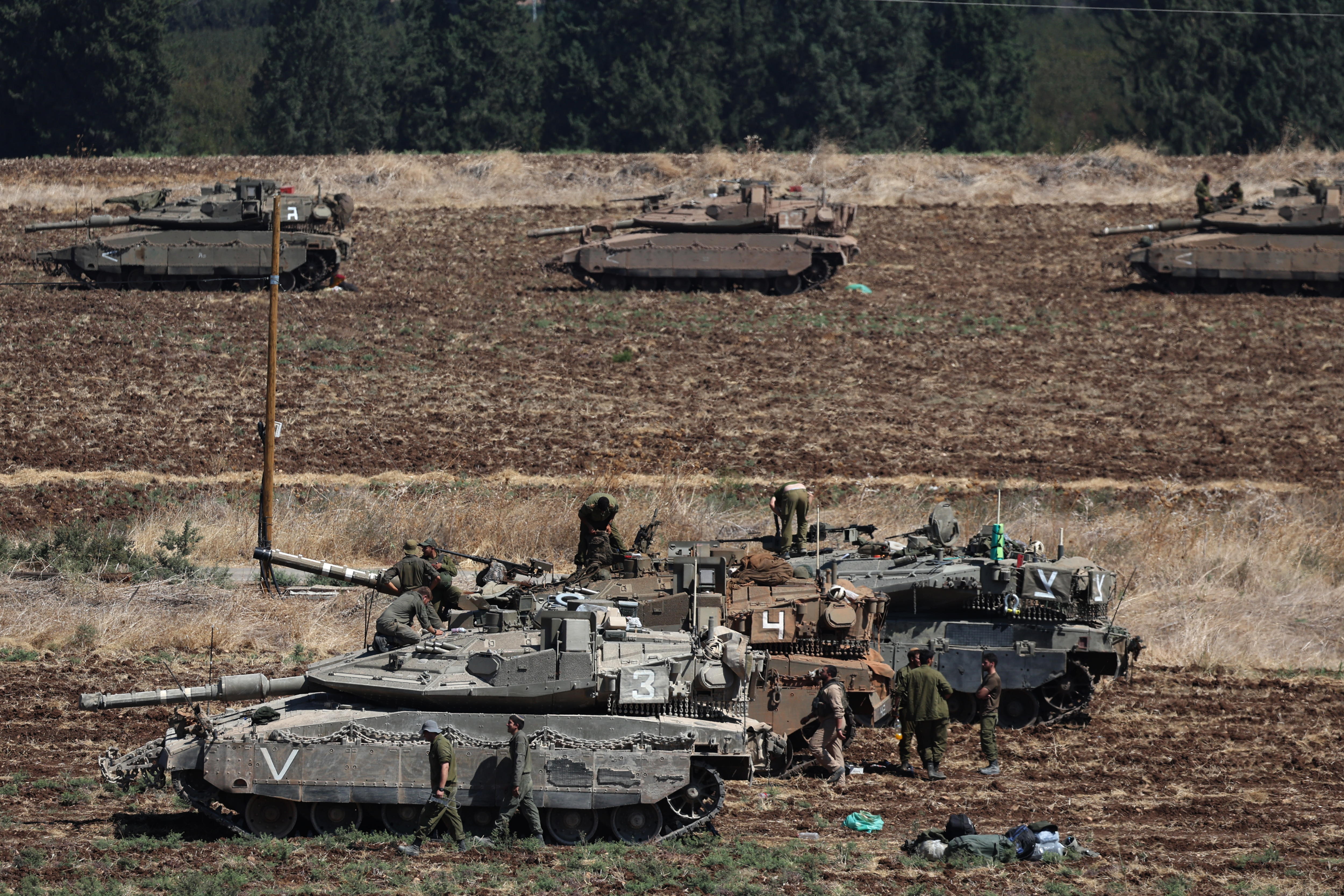 Undisclosed (Israel), 27/09/2024.- Israeli soldiers with their tanks gather at an undisclosed location in northern Israel, 27 September 2024. Israel's military stated on 27 September, that the Israel Air Force (IAF) launched dozens of strikes targeting Hezbollah cells and infrastructure in several areas in southern Lebanon. (Líbano, Hizbulá/Hezbolá) EFE/EPA/ATEF SAFADI