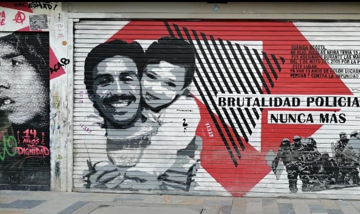 Graffiti en el centro de Bogotá con la imagen de Yuri Neira (izquierda) y Nicolás Neira (derecha), quien murió el 1° de mayo de 2005 tras ser alcanzado por un proyectil del armamento del Esmad