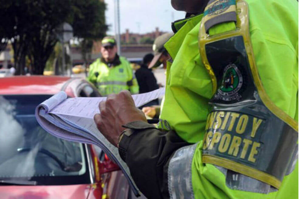 Sancionan a hombre que transitó desnudo encima de una camioneta en Barranquilla