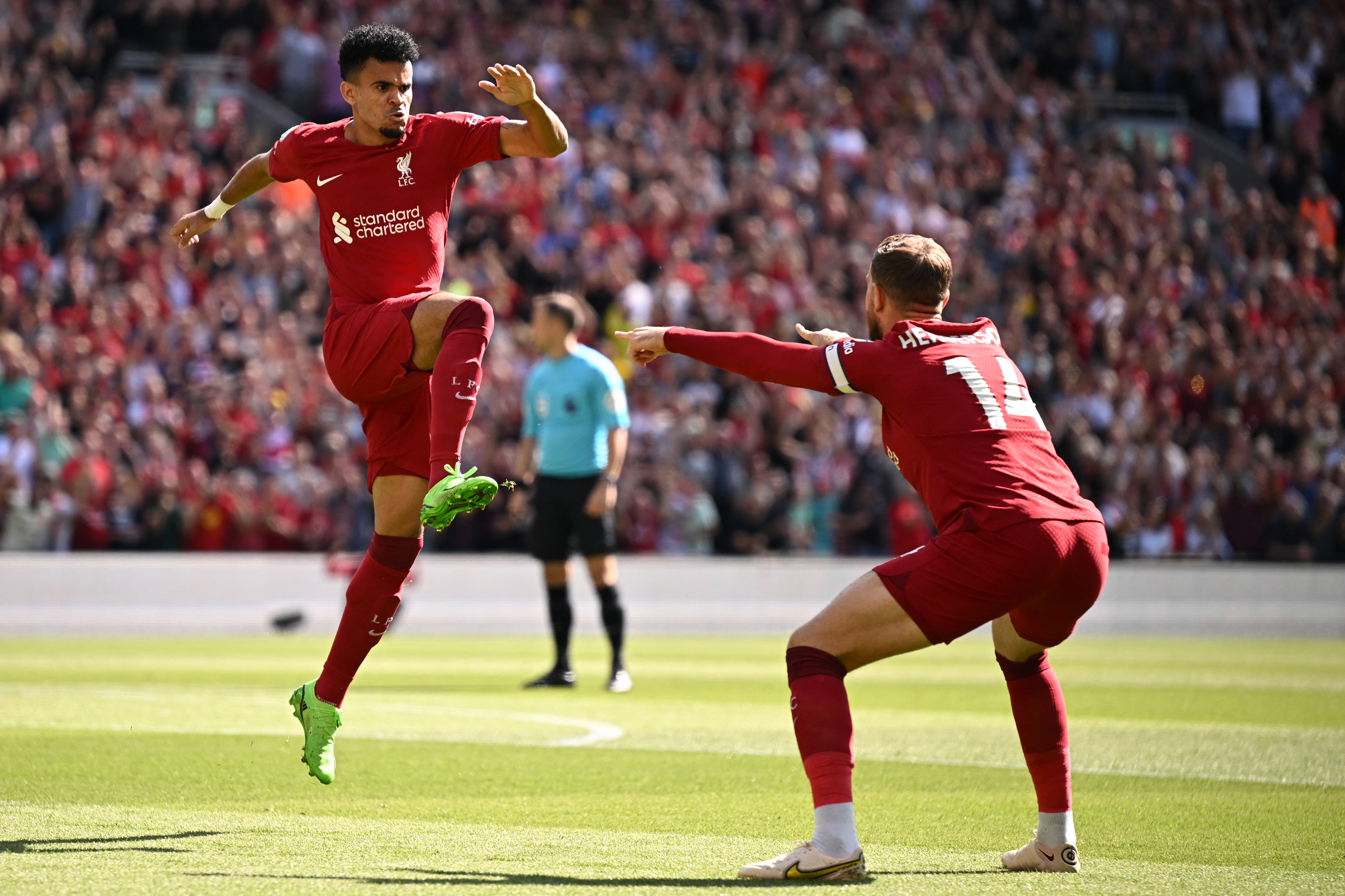 Luis Díaz celebra un gol con Jordan Henderson (Photo by Oli SCARFF / AFP)