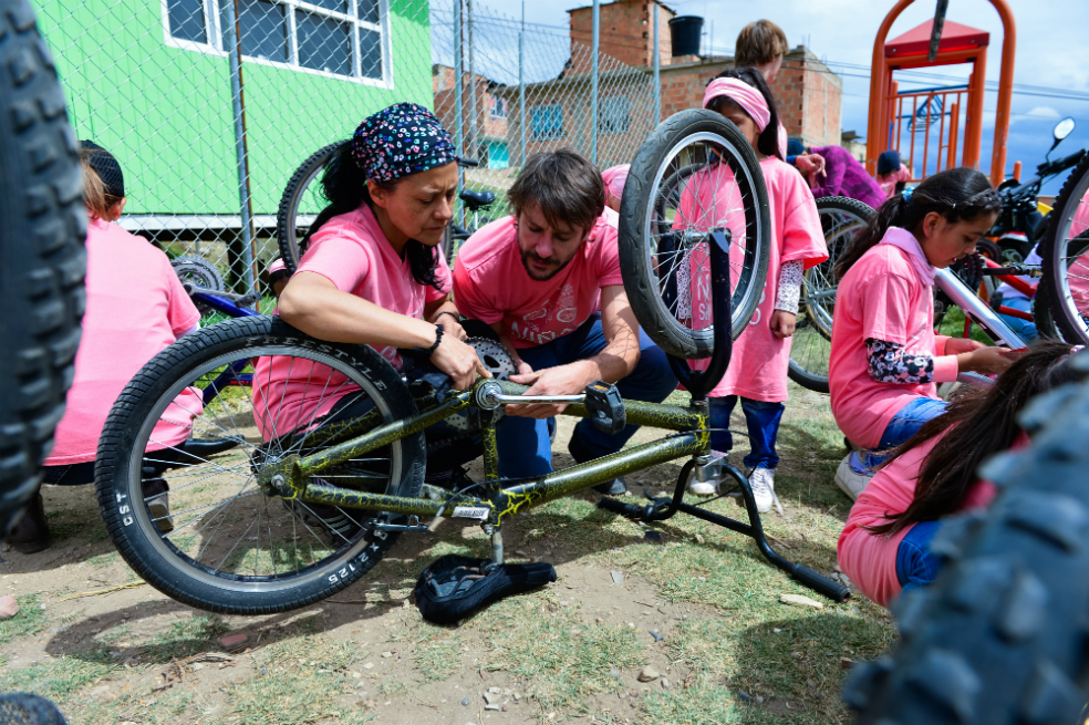 Niñas de Soacha pedalean por un municipio más seguro
