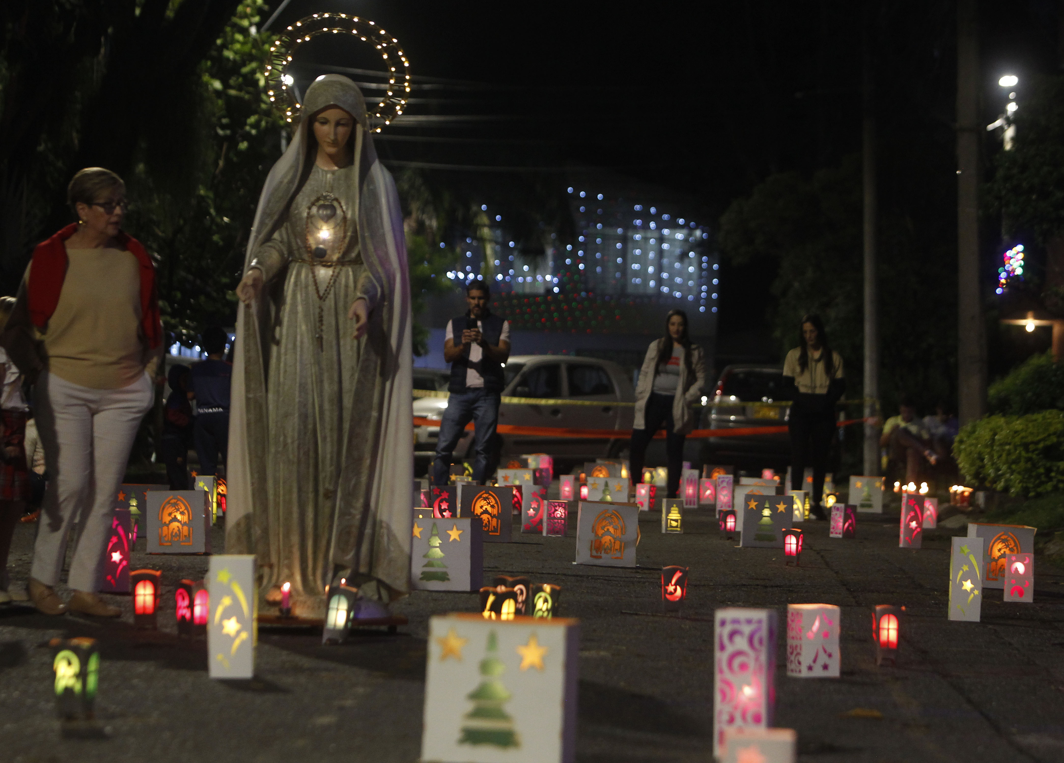 MED108 -MEDELLÍN(COLOMBIA), 07/12/2023.- Personas encienden faroles con velas junto a la imagen de Nuestra Señora de Fátima durante la tradicional noche de las velitas hoy, en Medellín (Colombia). Esta costumbre colombiana celebra el día de la Inmaculada Concepción y marca el inicio de las conmemoraciones navideñas. EFE/Luis Eduardo Noriega Arboleda