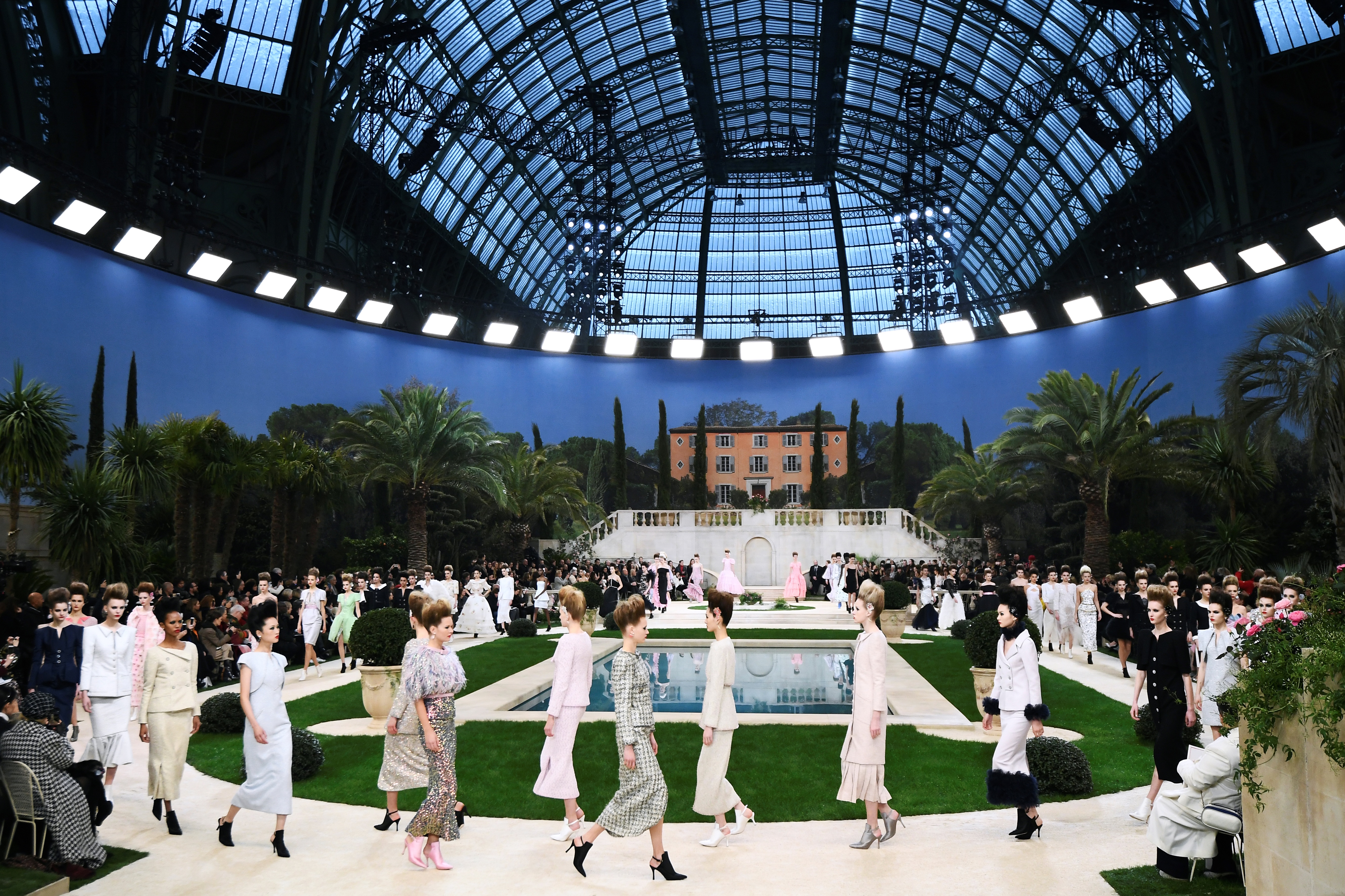 Chanel convierte un París nevado en una villa italiana para la Alta Costura