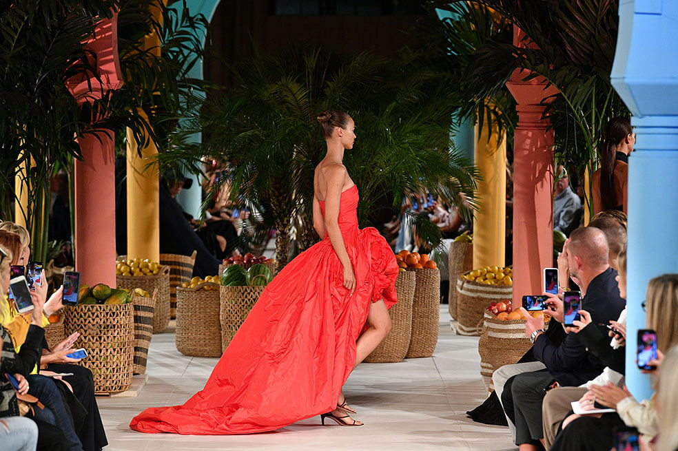 Oscar de la Renta rescata sus raíces en su última colección