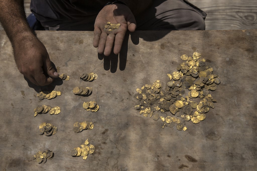 Arqueólogos en Israel han desenterrado un tesoro islámico escondido con 425 monedas de oro puro del periodo del Califato Abasí, de hace 1.100 años, informó la Autoridad de Antigüedades de Israel.