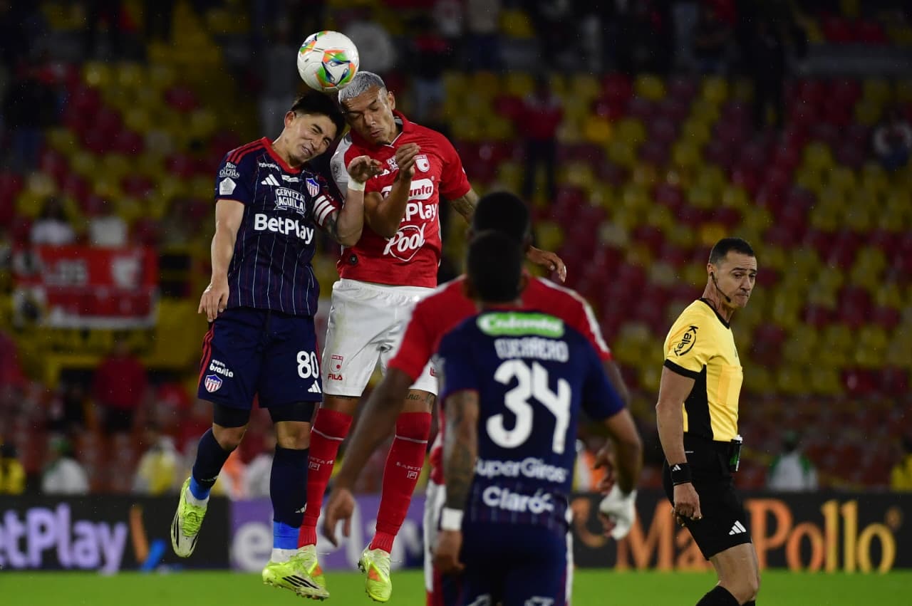 Santa Fe rescató un empate en El Campín, cuando parecía que Junior daba el golpe en la ida de la semifinal. Todo se definirá la próxima semana en la vuelta que se jugará en Barranquilla. Estas fueron las mejores imágenes.