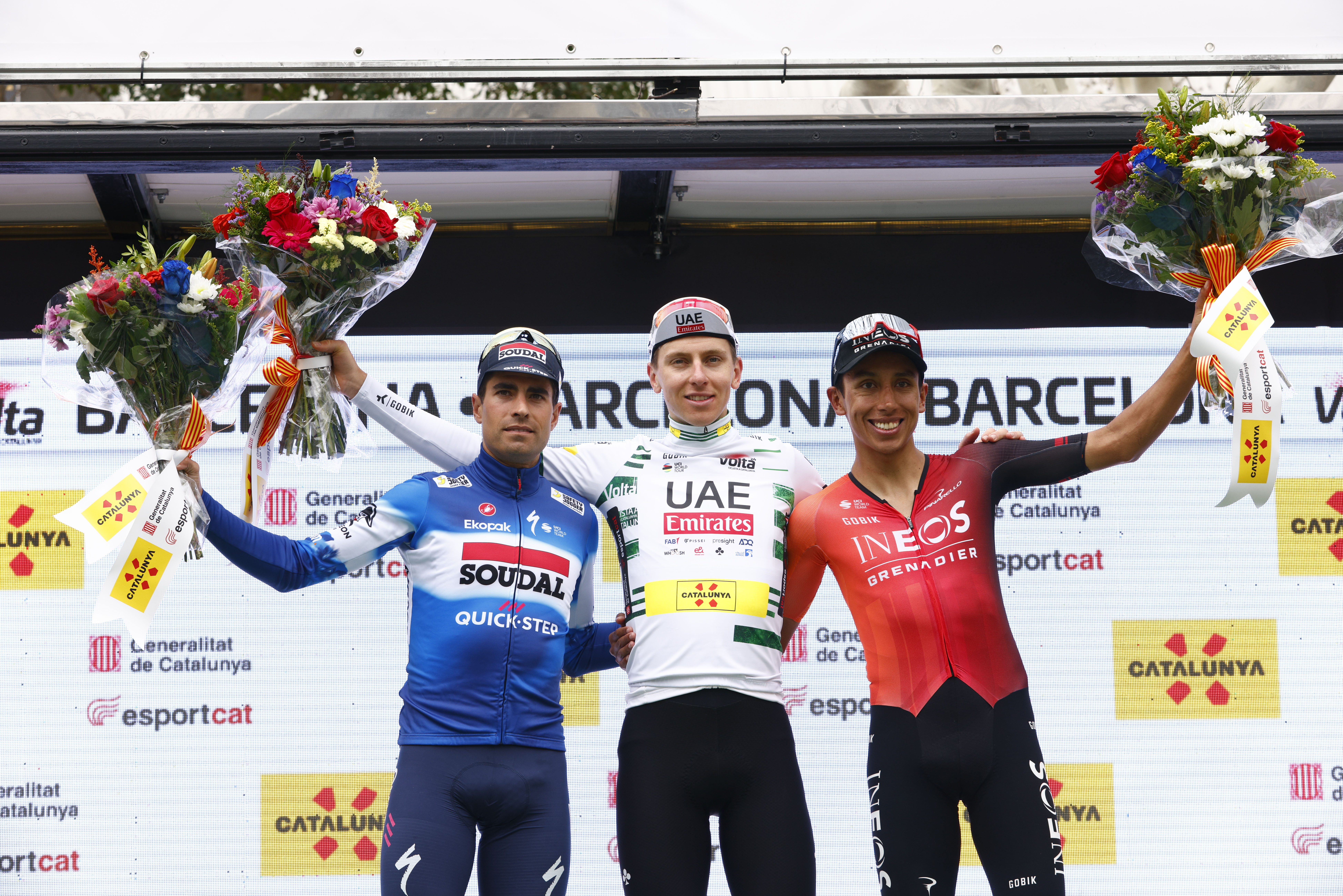 BARCELONA, 24/03/2024.- Tadej Pogacar (c), ganador de séptima y última etapa de la Volta Ciclista a Catalunya y de la competición, posa en el podio con Mikel Landa (i) y con Egan Bernal, segundo y tercer clasificado, respectivamente, en Barcelona este domingo. EFE/ Quique Garcia