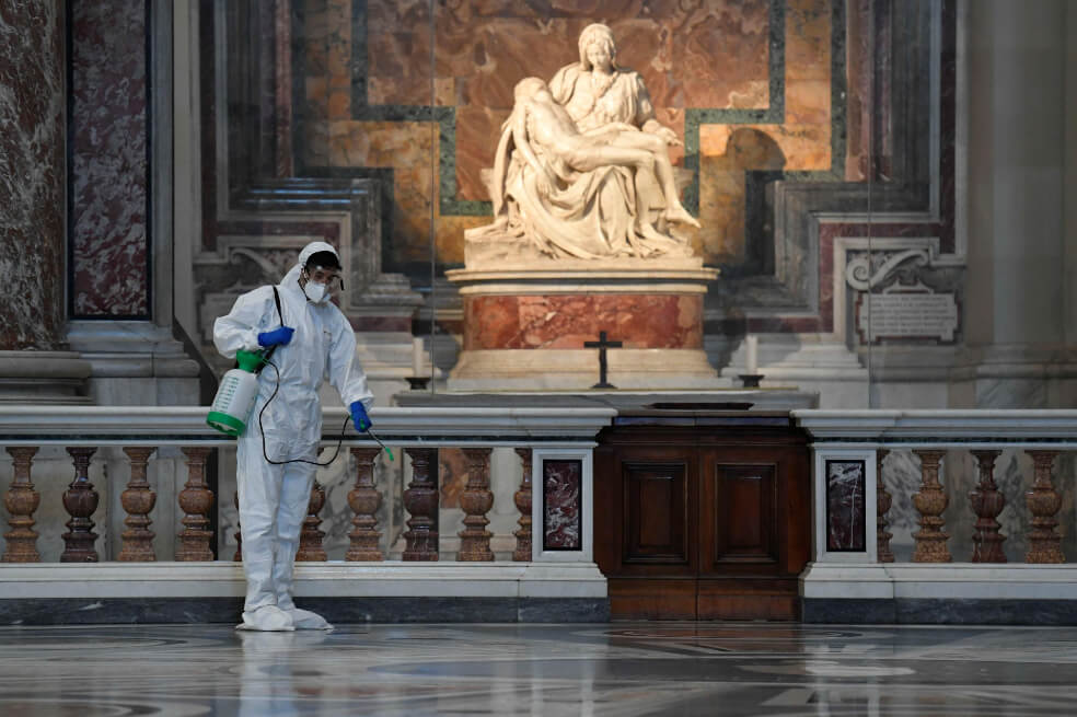 La basílica de San Pedro, completamente desinfectada, reabre al público