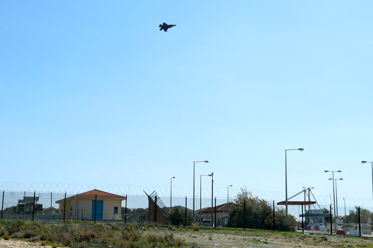 Un avión de combate despega de la base aérea británica Akrotiri tras dos ataques con drones cerca de Limassol, Chipre.