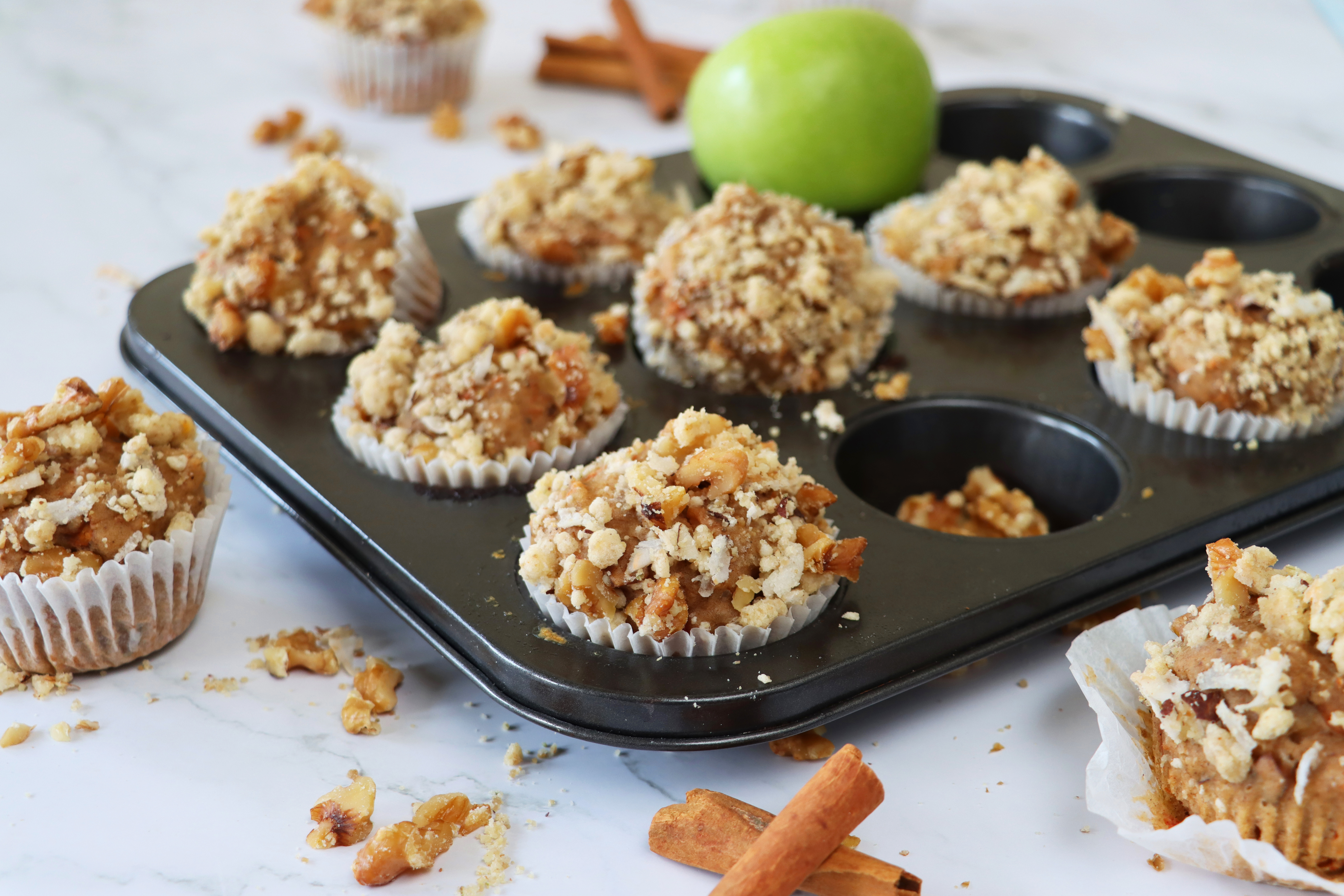 Paso a paso para hacer “muffins” de tocineta con manzana