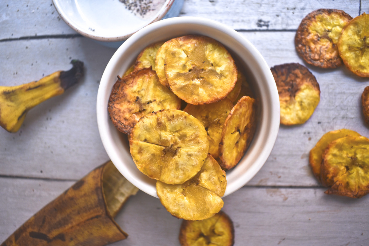 Así se hacen unos chips de plátano maduro