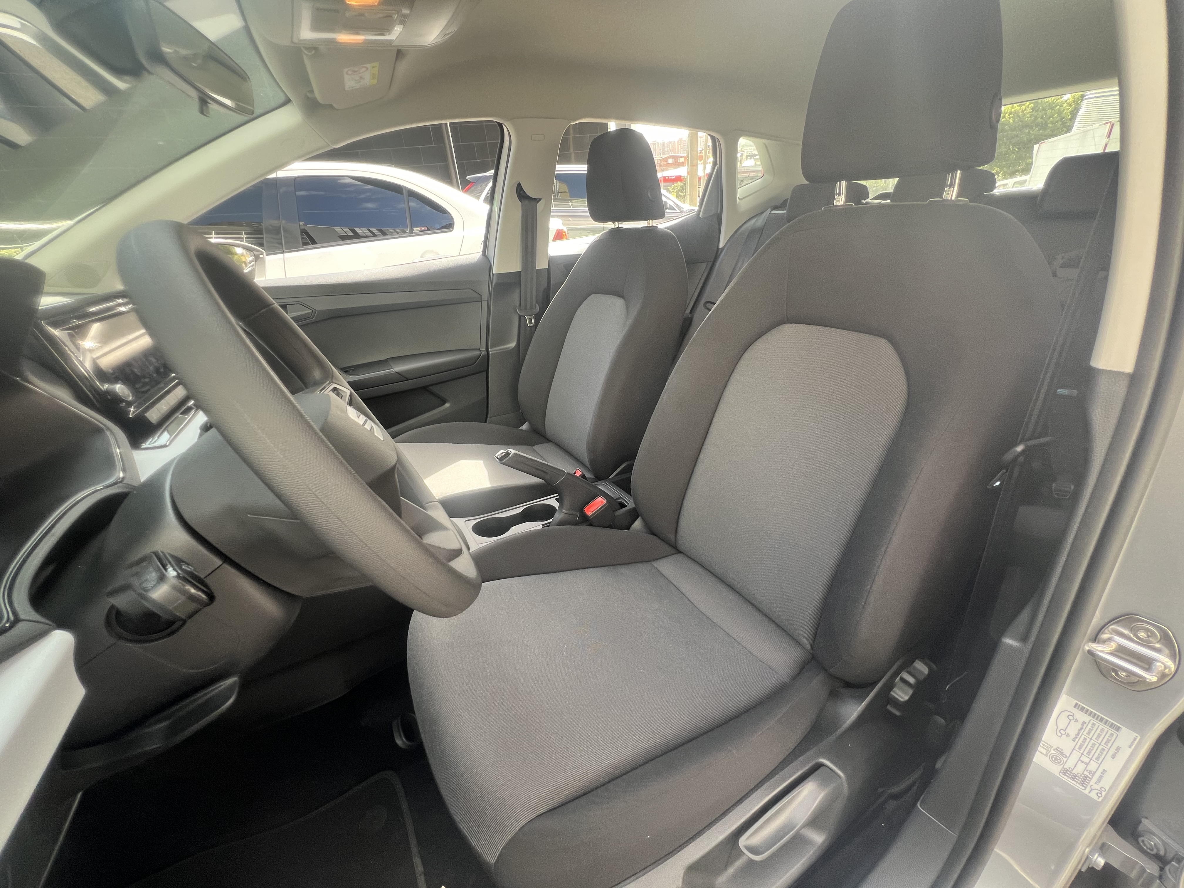 Seat Ibiza 2025 cuenta con un paquete de seguridad que incluye seis bolsas de aire, anclajes Isofix, frenos de disco delanteros y traseros, ABS, ESP, recordatorio de cinturones de seguridad, sistema de monitoreo de presión de los neumáticos, entre otros.