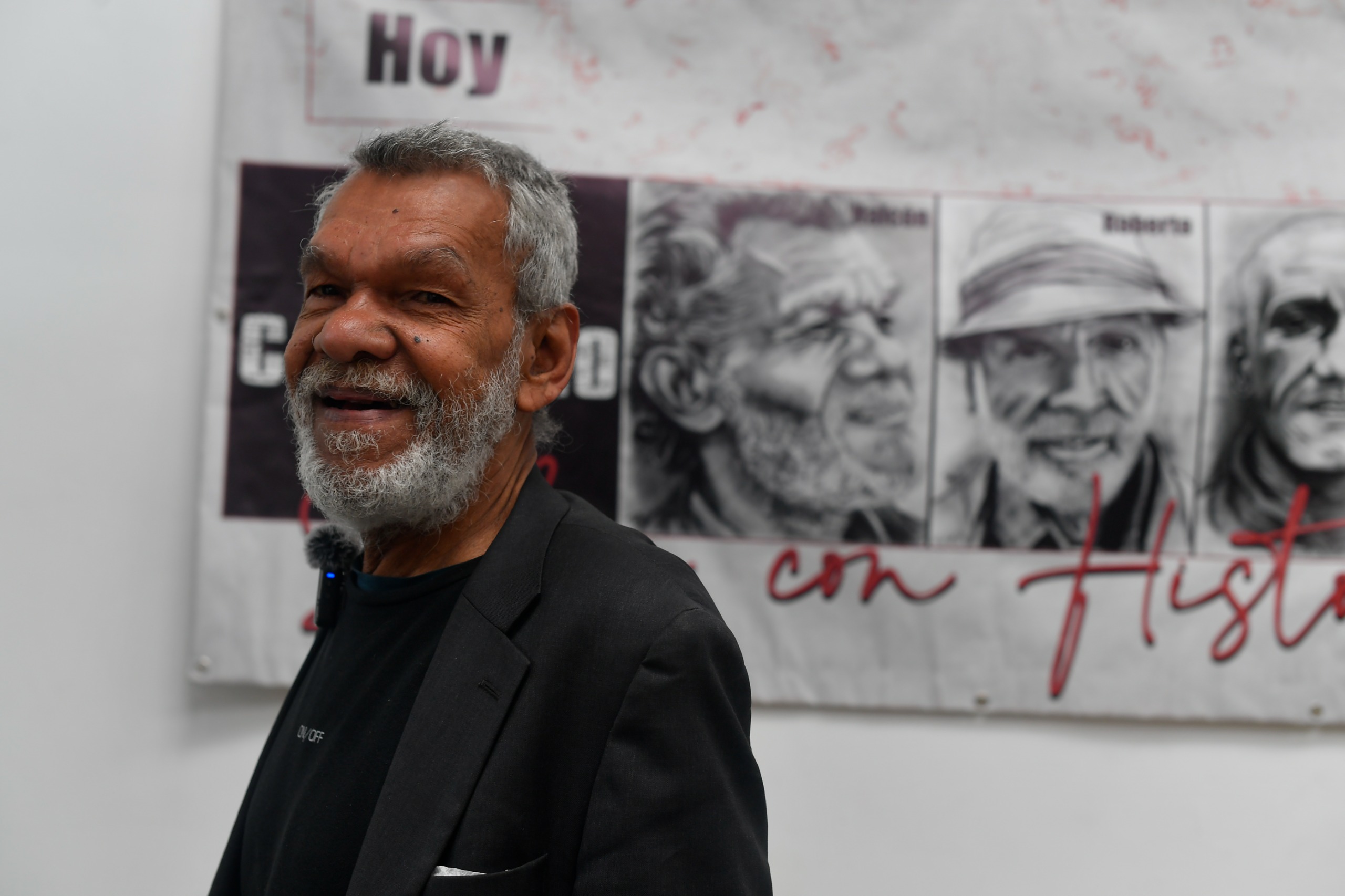 El Halcón de Colombia posa frente al retrato de Roberto Echavarría.