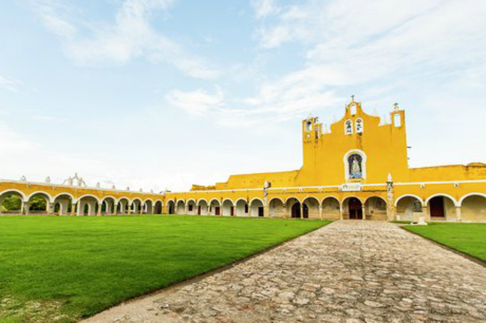 Belleza histórica de ValladolidCortesíaDe acuerdo al subsecretario de Promoción e Inteligencia de Mercados de la Secretaría de Fomento Turístico de Yucatán, Miguel Hernández: “Yucatán cuenta con alrededor de 4.000 cenotes, los cuales son conservados en conjunto por instituciones públicas y las comunidades cercanas. Además somos la sede de una de las siete maravillas del mundo: el Templo de Kukulcán, ubicado en las pirámides de Chichén Itzá”.