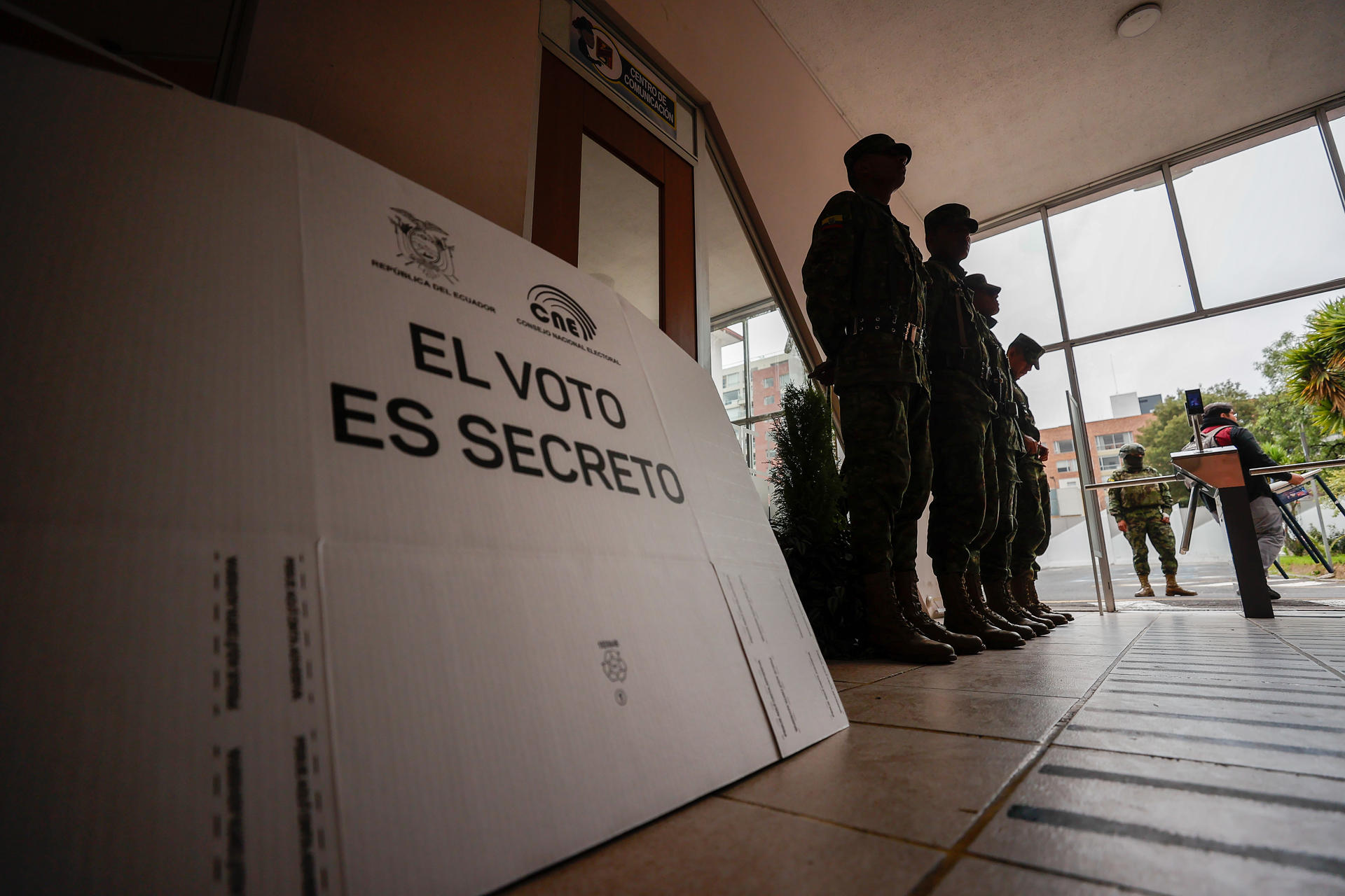 Constituyente y bases militares extranjeras: lo que se decidirá en el referendo en Ecuador