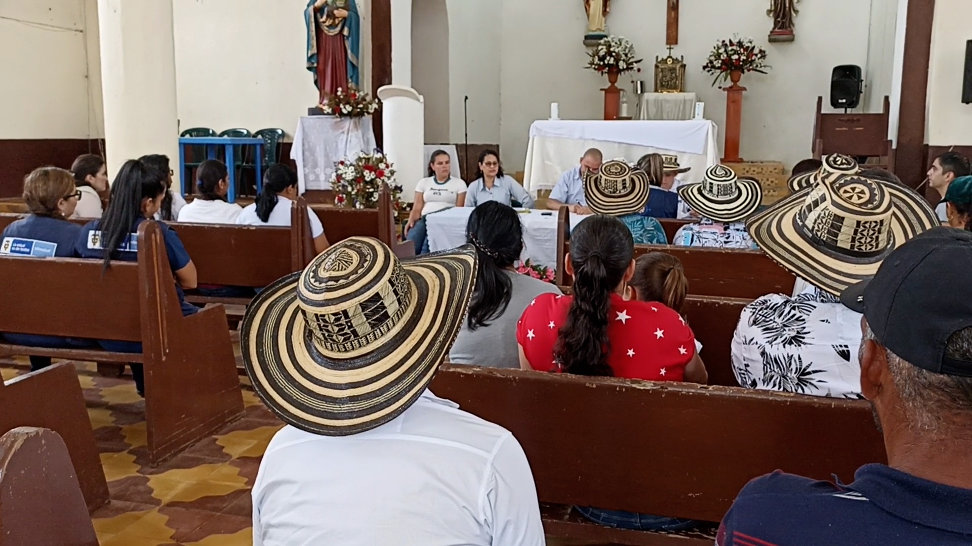 Cerca de 70 habitantes del corregimiento El Aro llegaron a la parroquia San Isidro Labrador, ubicada en el parque central de ese lugar, para la audiencia pública.