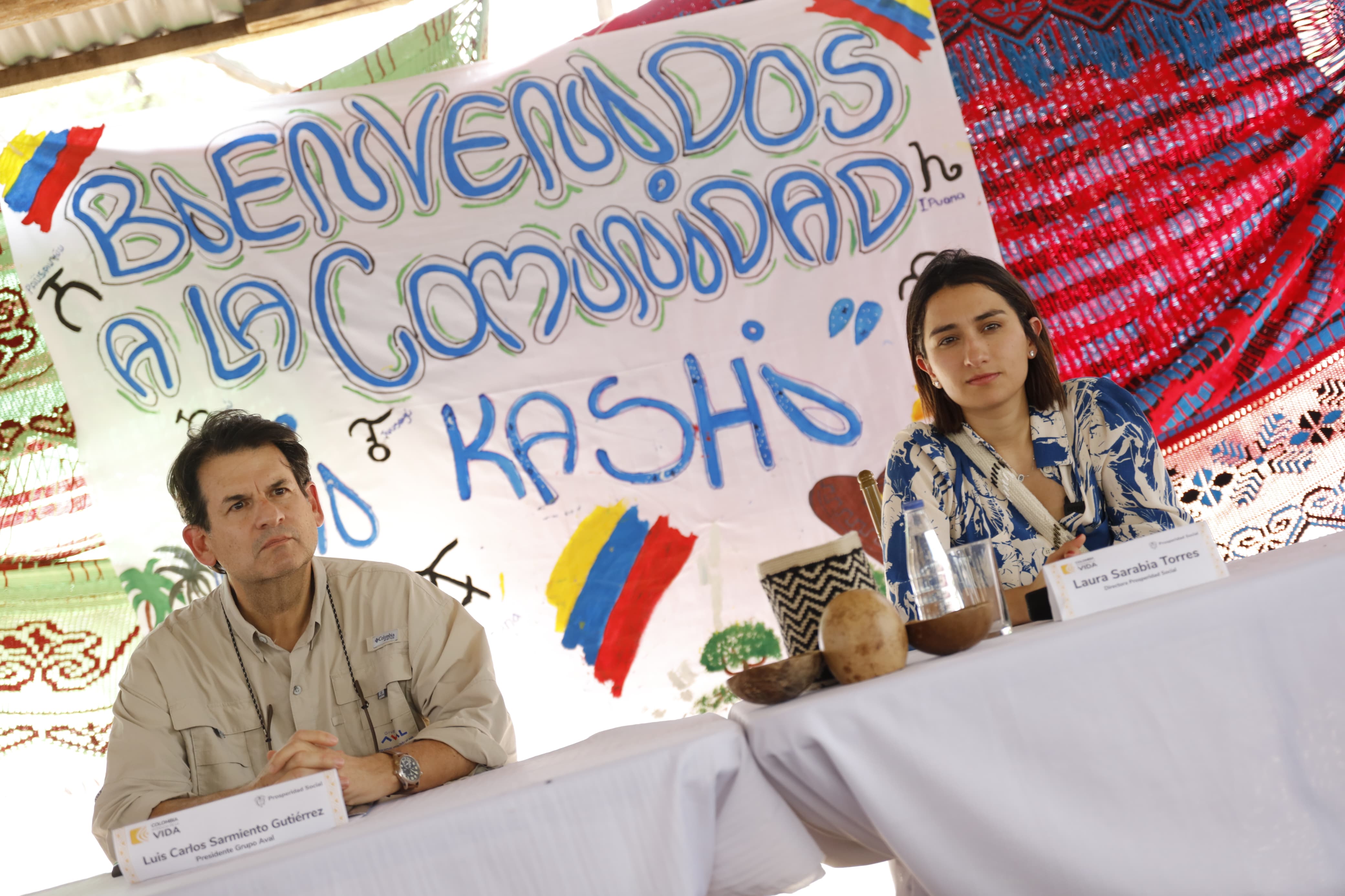 En la firma del acuerdo estuvieron Luis Carlos Sarmiento Gutiérrez, presidente del Grupo Aval, y Laura Sarabia, directora de Prosperidad Social. / Cortesía
