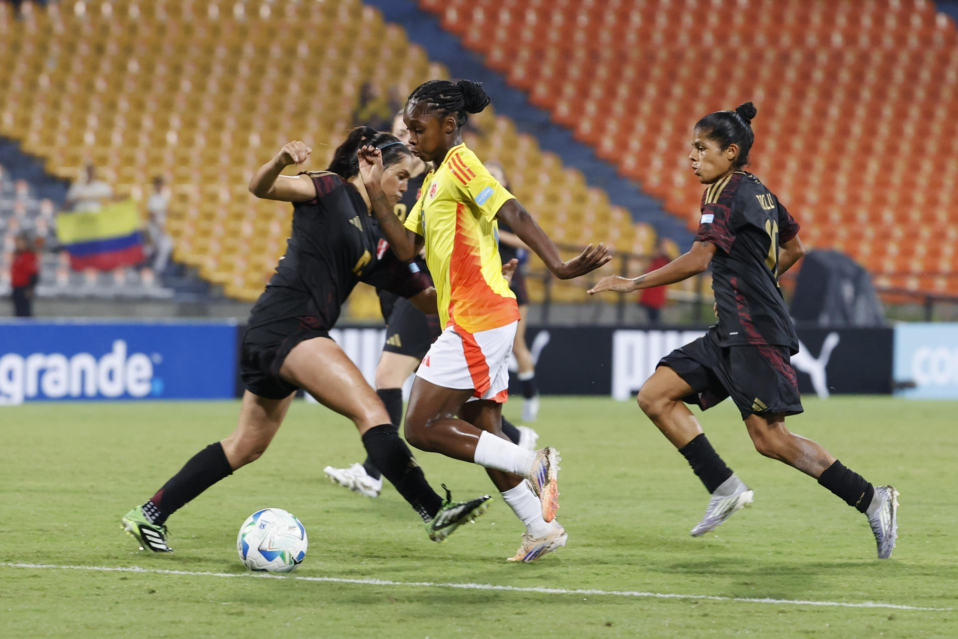 AME1276. MEDELLIN (COLOMBIA), 24/10/2025.- Linda Caicedo (c) de Colombia disputa el balón este viernes, en un partido de la Liga de Naciones Femenina entre Colombia y Perú en el Atanasio Girardot, en Medellin (Colombia). EFE/ Mauricio Dueñas Castañeda