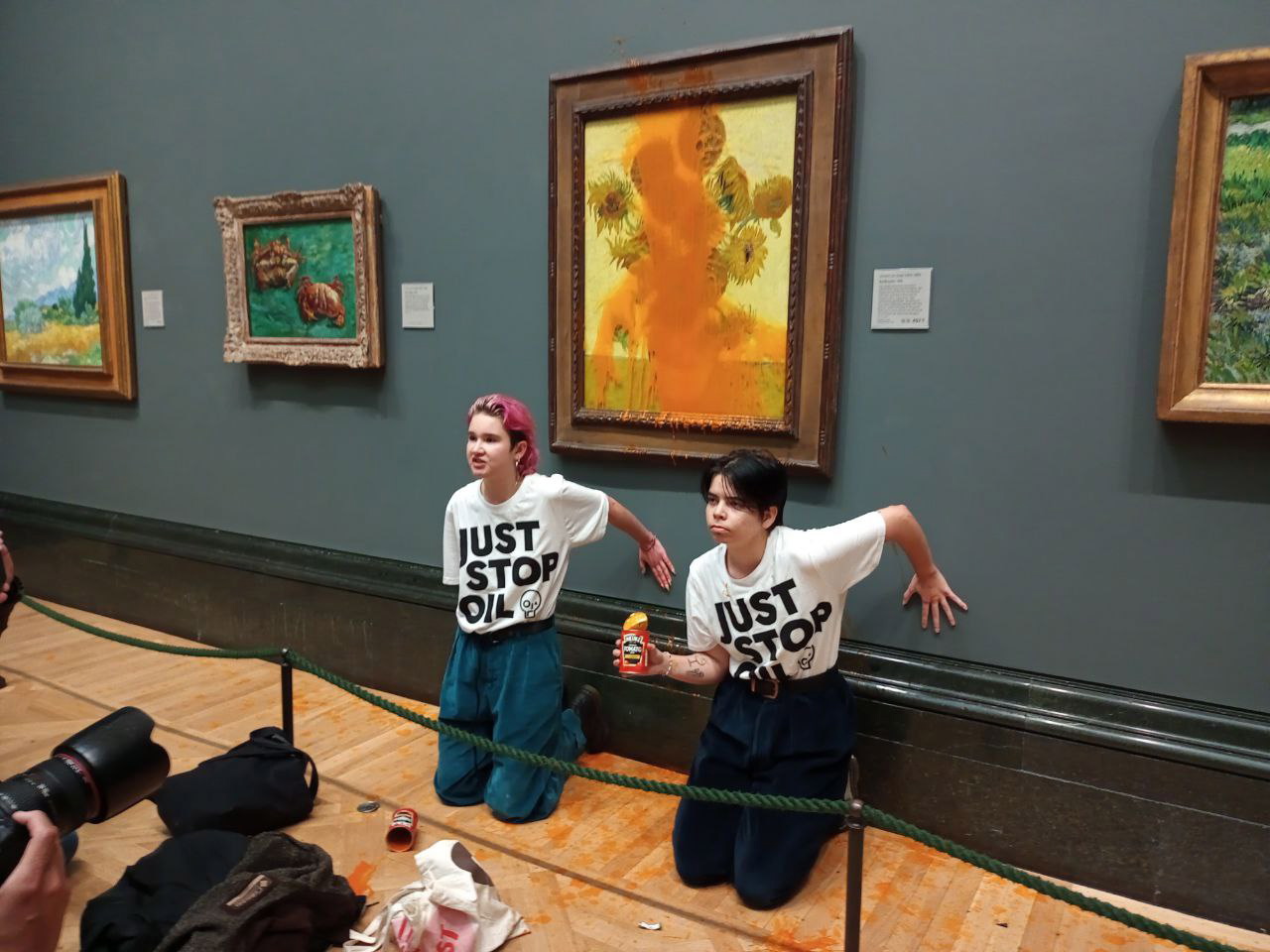 Dos activistas lanzan sopa contra “Los Girasoles” de Van Gogh en Londres