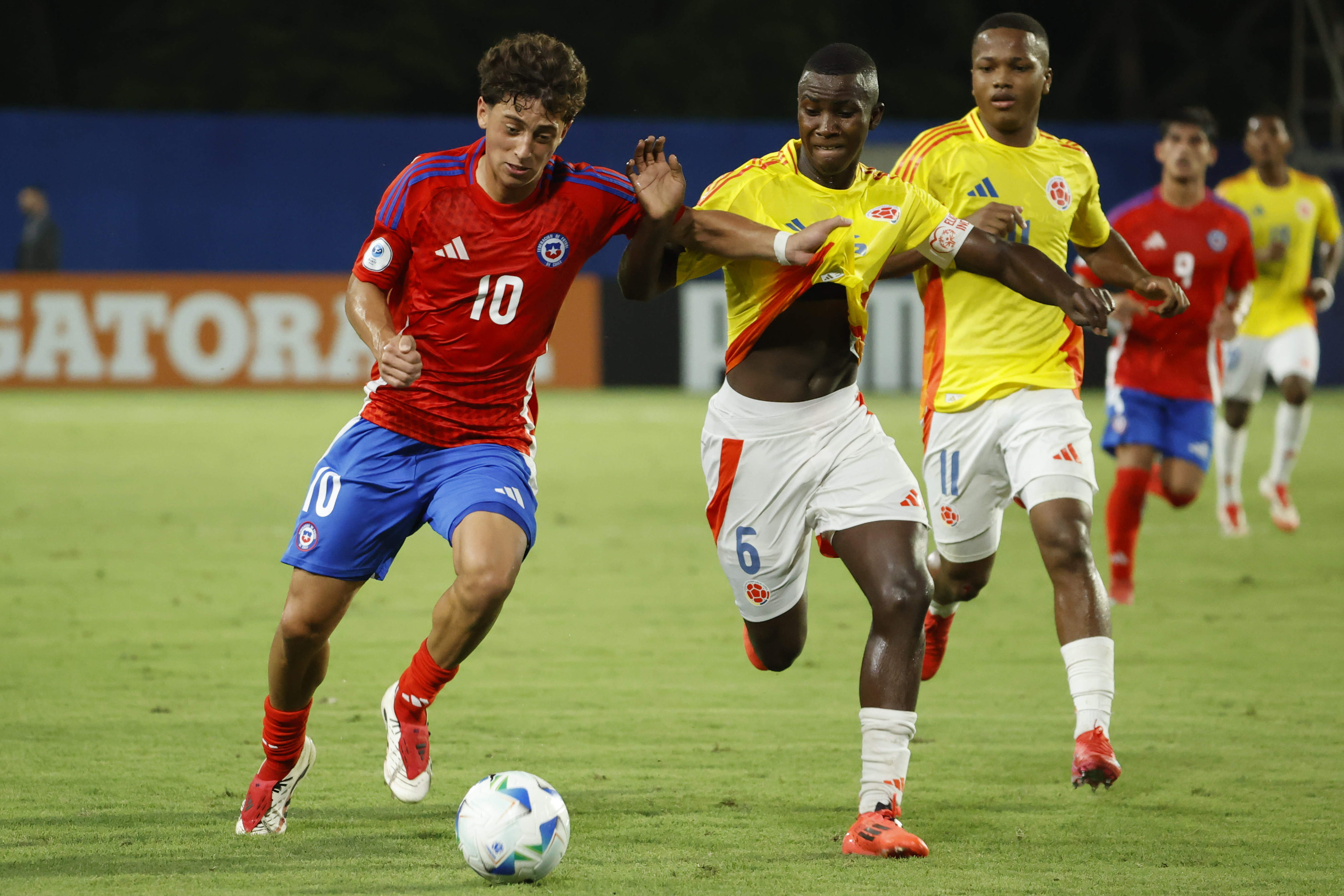 AMDEP4414. MONTERIA (COLOMBIA), 27/03/2025.- Cristian Camilo Orozco (d) de Colombia disputa un balón con Zidane Yáñez de Chile este jueves, en un partido de fase de grupos del Campeonato Sudamericano Sub-17 ente las selecciones de Colombia y Chile en el estadio Jaraguay de Montería (Colombia). EFE/ Mauricio Dueñas Castañeda