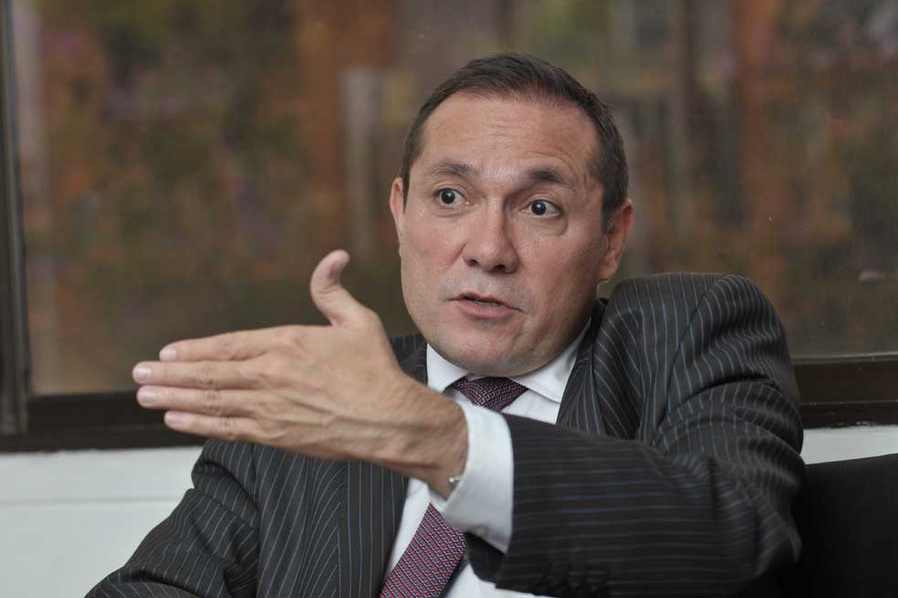 Gobierno desconoce ubicación de procesos de ocho exparas extraditados: senador Sanguino