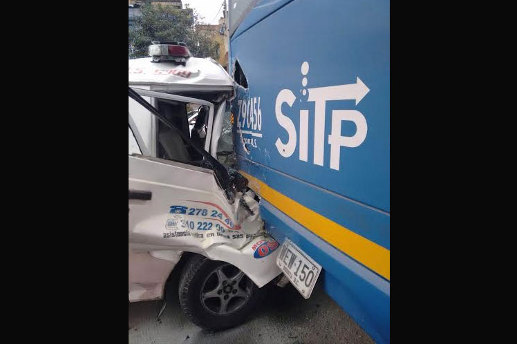En imágenes quedó registrado el fuerte choque entre una ambulancia y bus del SITP