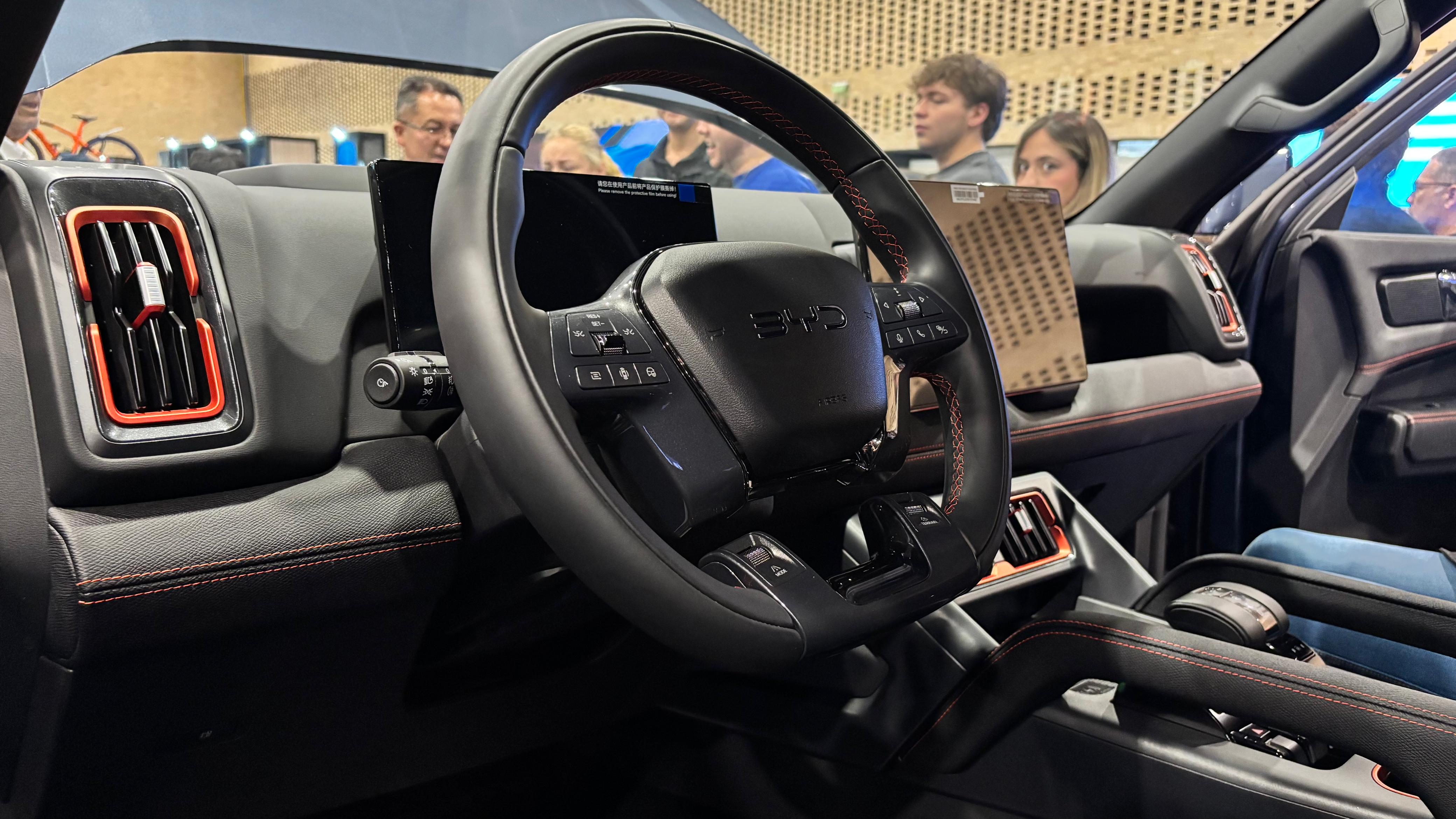 destacan un panel de instrumentos LCD de 10,25′', una pantalla táctil de 12,8′' con rotación eléctrica, tres modos de manejo —Sport, Confort y ECO— y cuatro modos Off Road —lodo, arena, nieve y montaña—.