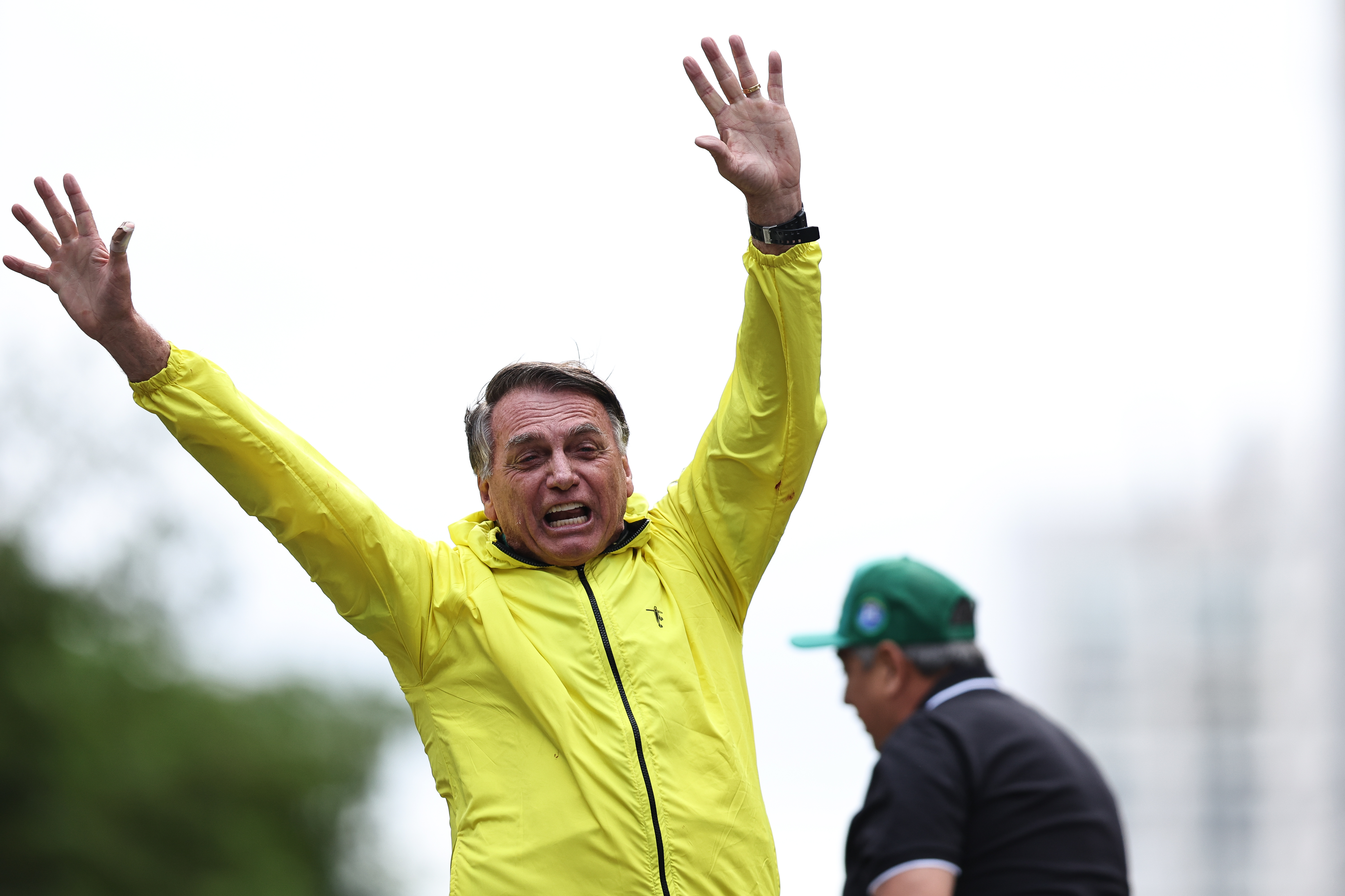 Hospitalizan a Bolsonaro por “fuertes dolores” en el abdomen