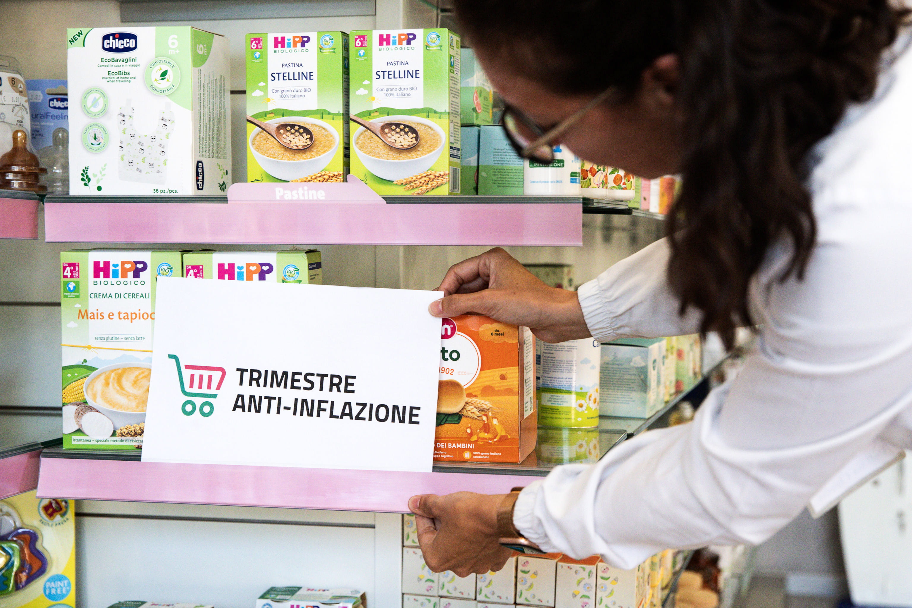 Rome (Italy), 02/10/2023.- Signs with the tricolor trolley logo of the Government's 'Anti-inflation Quarter' initiative are displayed at certain products in a pharmacy, in Rome, Italy, 02 October 2023. Italian Premier Giorgia Meloni and Business and Made in Italy Minister Adolfo Urso on 28 September had signed a pact for an 'anti-inflation quarter' with representatives of Italian retail, distribution and industry associations. The pact features a 'shopping cart' of controlled, low-price basic necessities available to consumers from 01 October until 31 December. 'This pact is an instrument which we will use to work together to lower prices on the major widely consumed goods,' Meloni said after signing the pact at the premier's office at Palazzo Chigi in September. (Italia, Roma) EFE/EPA/ANGELO CARCONI