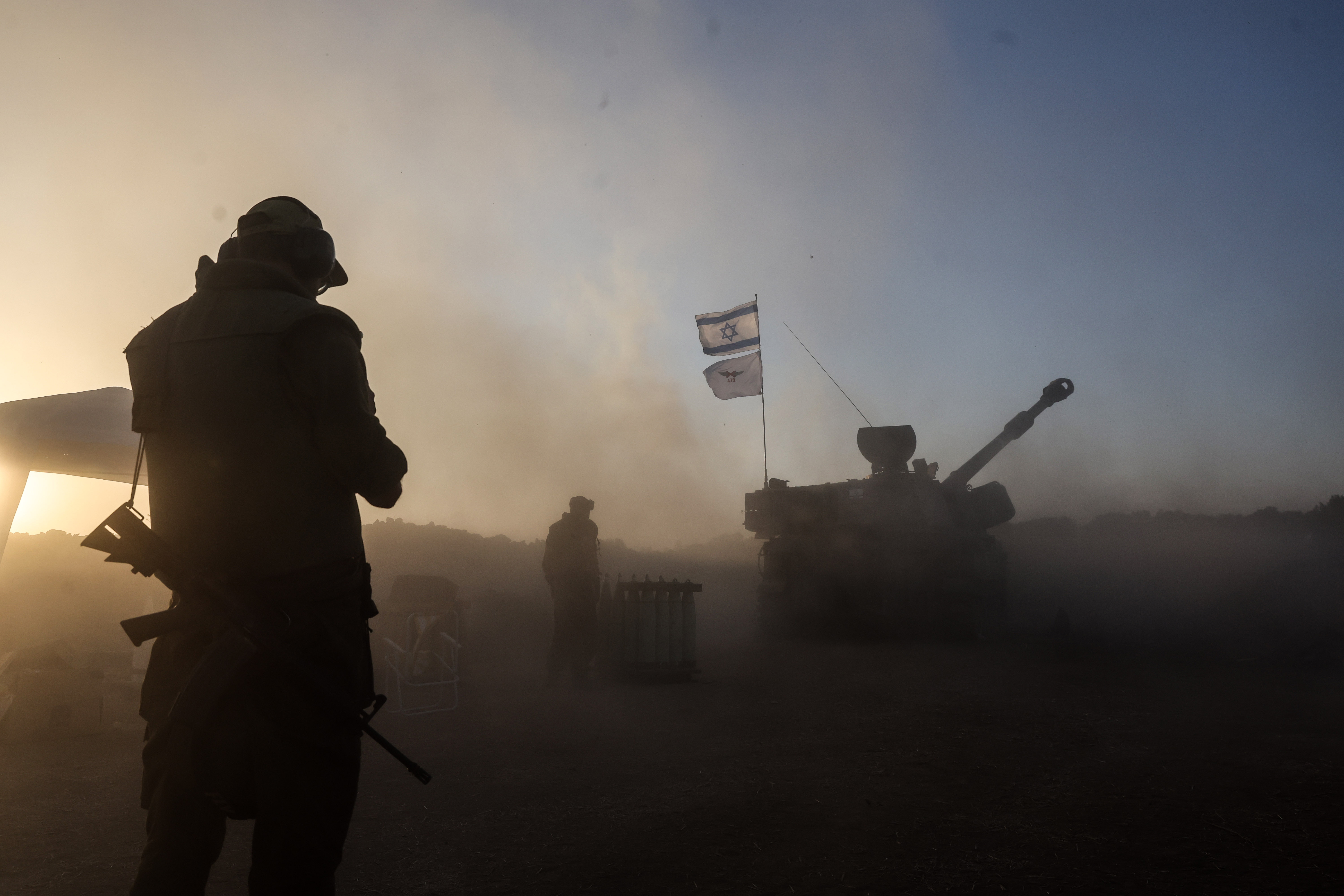 Gaza Border (Israel), 06/11/2023.- An Israeli army artillery unit in action near the Gaza Border in southern Israel, 06 November 2023. More than 9,700 Palestinians and at least 1,400 Israelis have been killed, according to the Israel Defense Forces (IDF) and the Palestinian health authority, since Hamas militants launched an attack against Israel from the Gaza Strip on 07 October, and the Israeli operations in Gaza and the West Bank which followed it. EFE/EPA/ABIR SULTAN EMBARGOED FOR 07 NOVEMBER 2023 AT 17:00 GMT