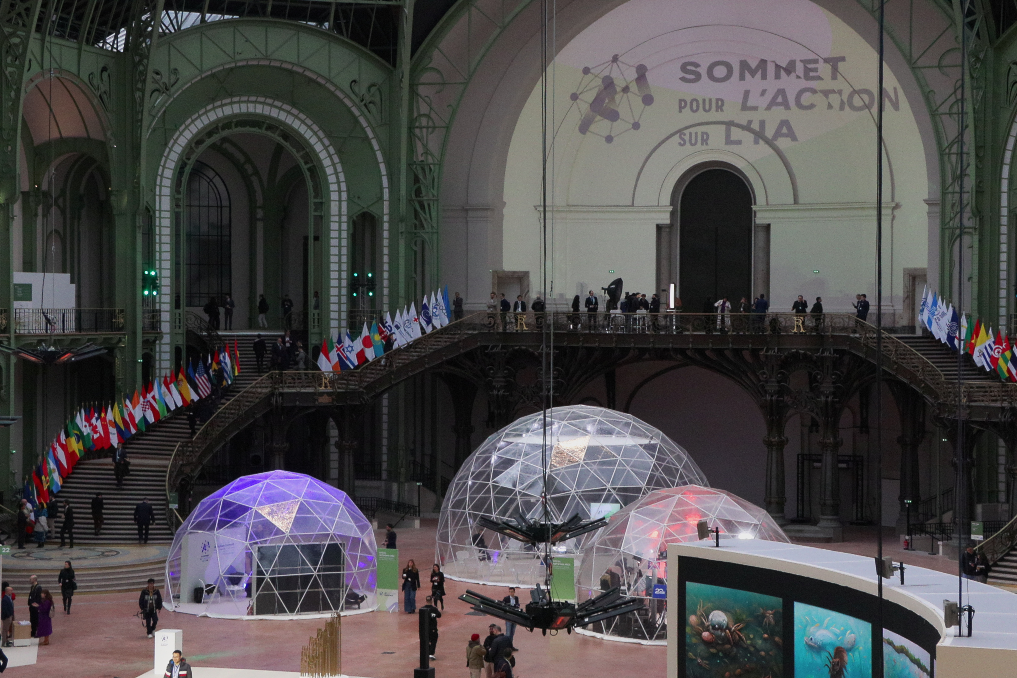 PARÍS, 10/02/2025.- Inauguración en el Grand Palais de París de la cumbre mundial para la acción sobre la inteligencia artificial que cuenta con la participación de jefes de Estado y de Gobierno, dirigentes de organizaciones internacionales, de empresas del sector, universitarios, investigadores y ONG, y que está organizada por Francia. EFE/Edgar Sapiña Manchado
