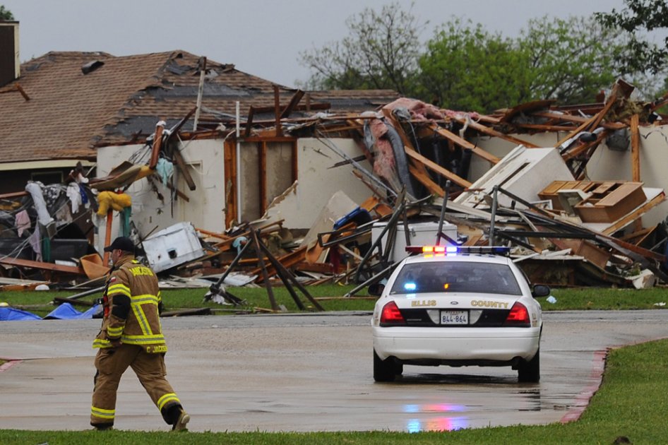 Paso de tornados por Texas deja seis muertos y un centenar de heridos