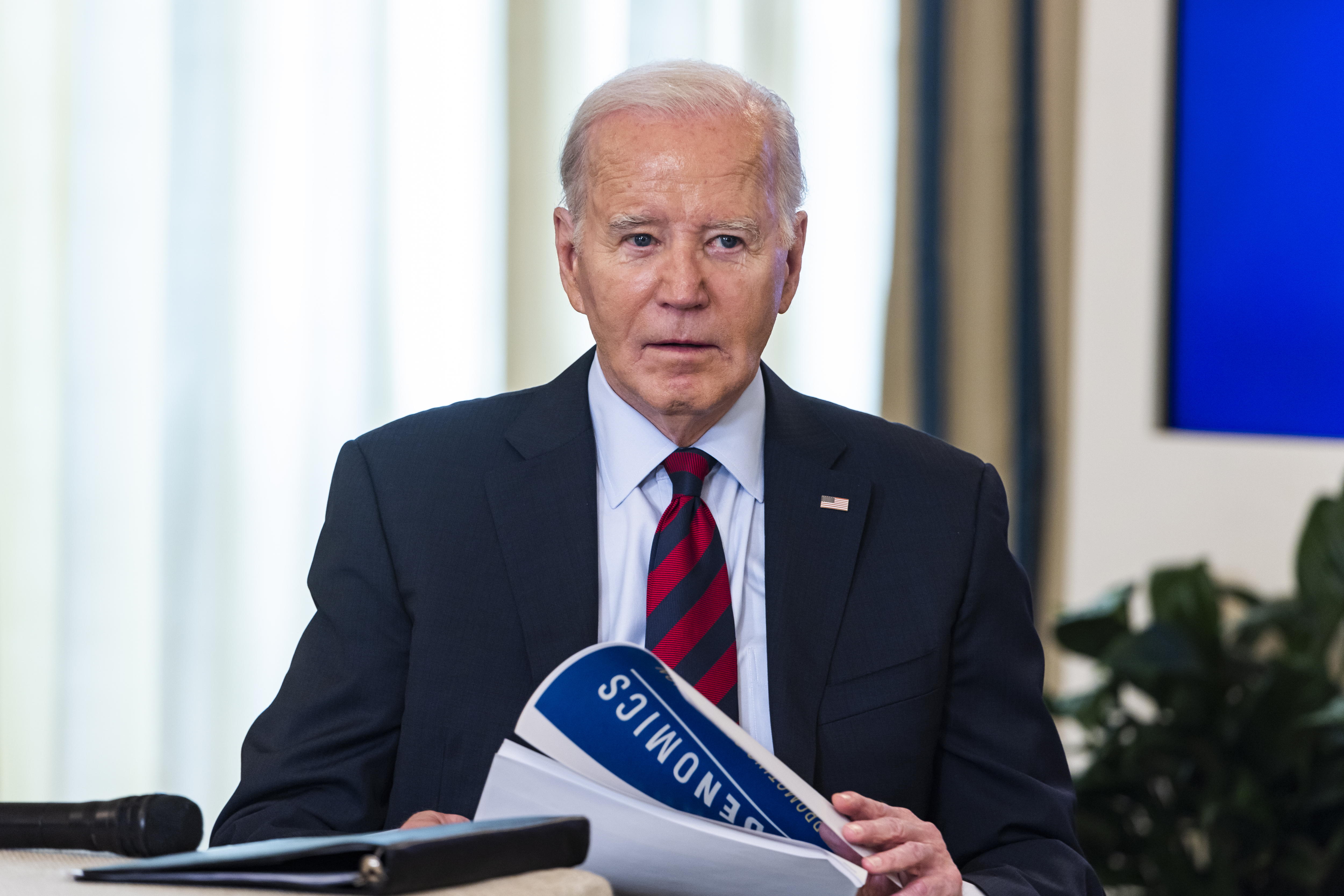 Washington (United States), 05/03/2024.- US President Joe Biden convenes a meeting of his Competition Council to announce a new 'strike force,' led jointly by the Department of Justice and the Federal Trade Commission (FTC), to fight 'corporate rip-offs' in the State Dining Room of the White House in Washington, DC, USA, 05 March 2024. Biden said the actions will cut down on excessive credit card late fees, as well as help make health care markets more affordable. EFE/EPA/JIM LO SCALZO / POOL