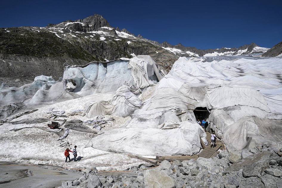 Cubrir de mantas un glaciar, un vano intento de frenar el deshielo