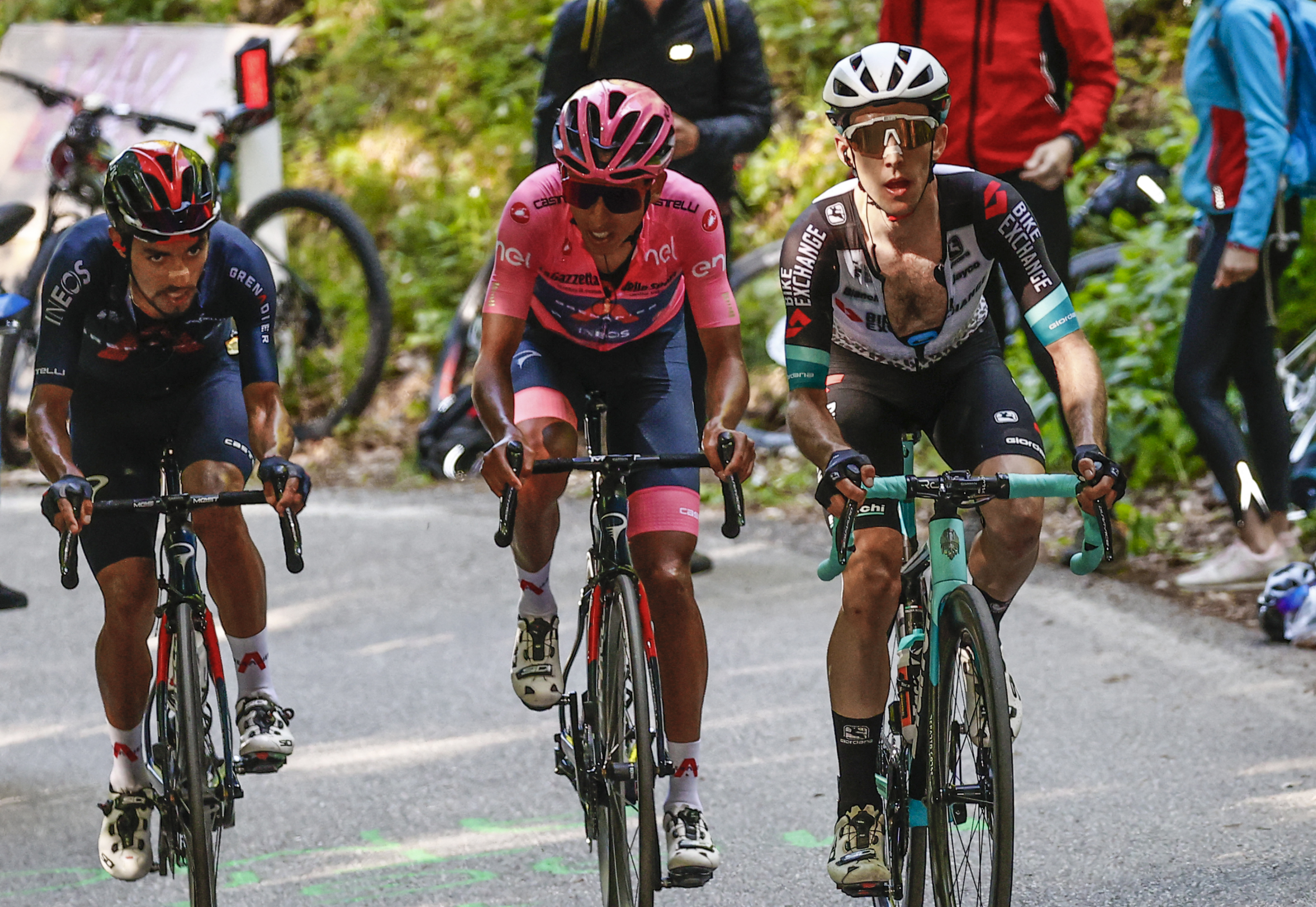 Por fin hubo calma en el Giro 2021: Egan Bernal sigue liderando y Alberto Bettiol ganó la etapa 18