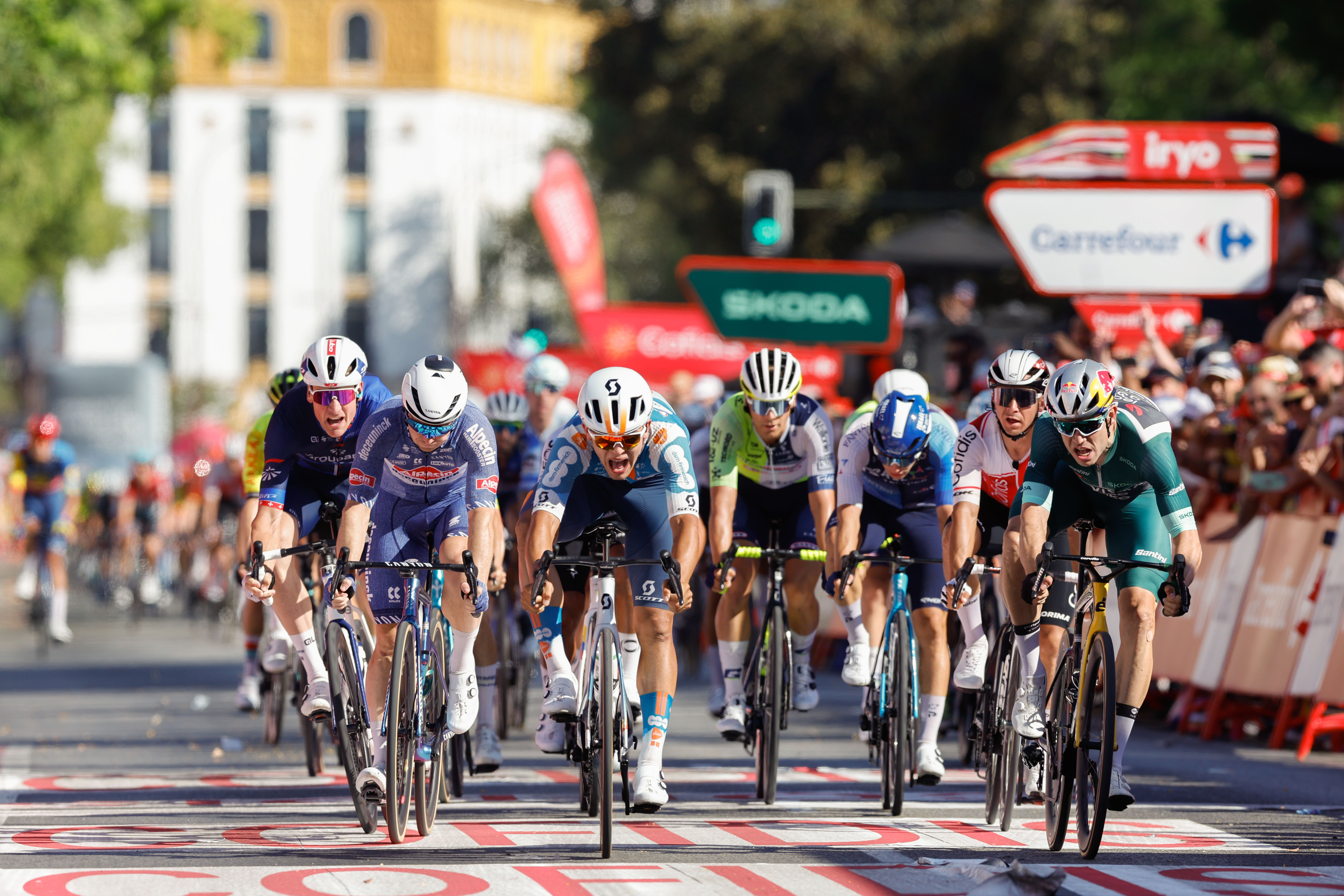 ¡Otro final cerradísimo en la Vuelta a España! Bittner ganó la quinta etapa: video