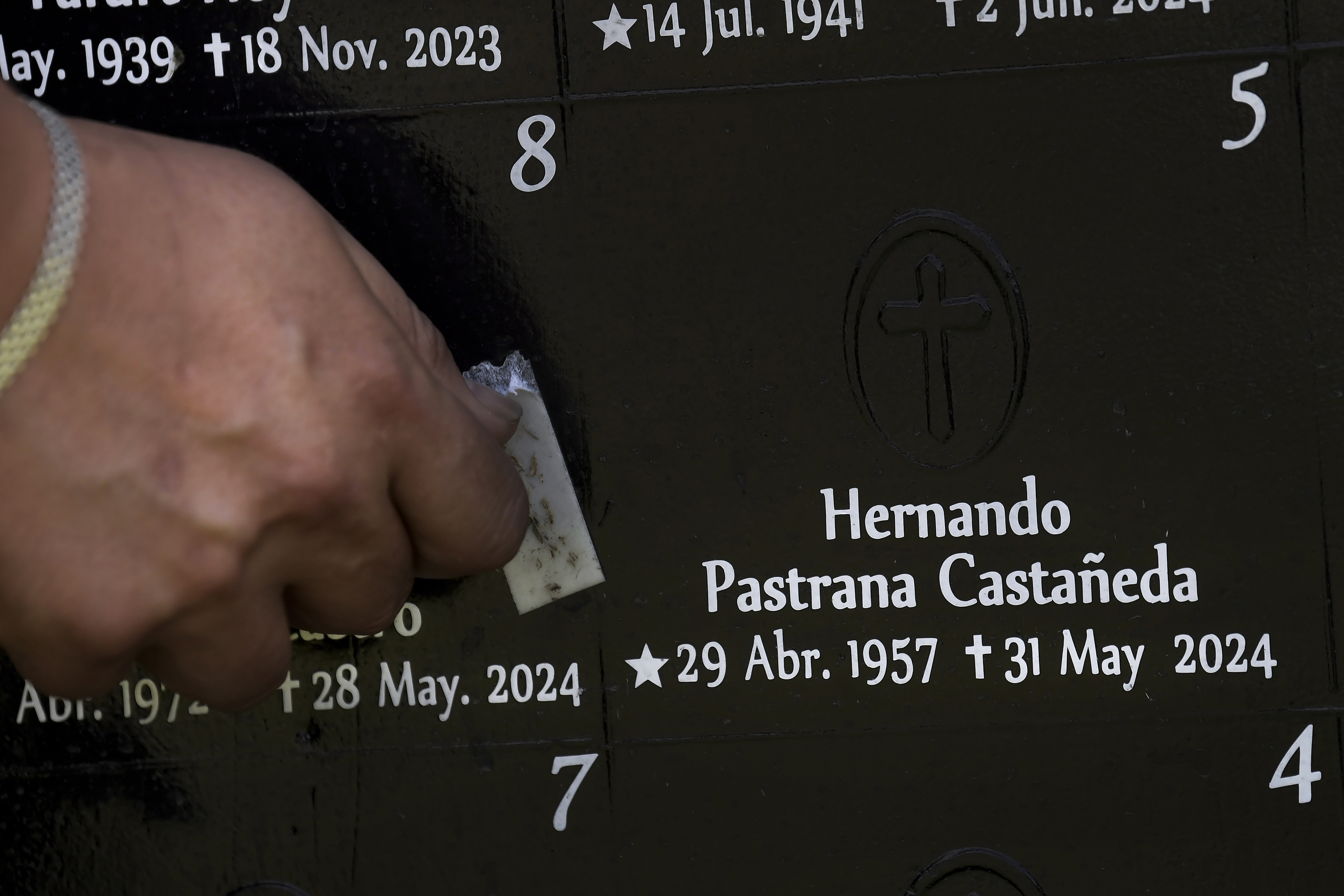 A pesar de luchar toda su vida para ser reconocida como una mujer trans, en el osario de Yomaira quedó grabado su nombre de nacimiento, Hernando Pastrana Castañeda.