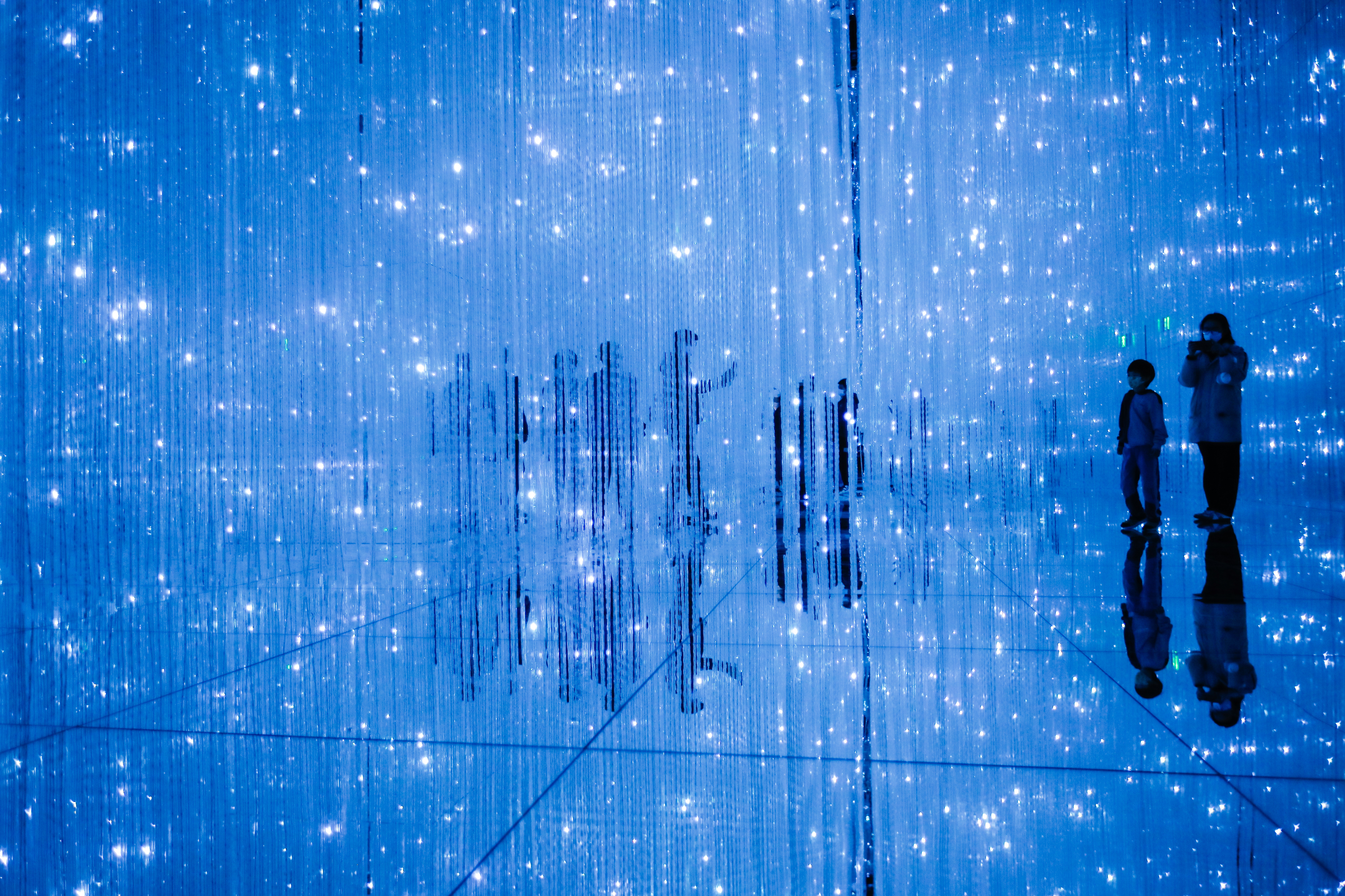 Beijing (China), 24/12/2022.- Visitors interact with immersive digital art by Tokyo-based art collective teamLab at their newly opened museum in Beijing, China, 24 December 2022. The 'teamLab Massless', regarded as one of the collective's largest museums to date, opened its doors for visitors at Chaoyang Joy City in Beijing on Christmas Eve. (Abierto, Tokio) EFE/EPA/WU HAO