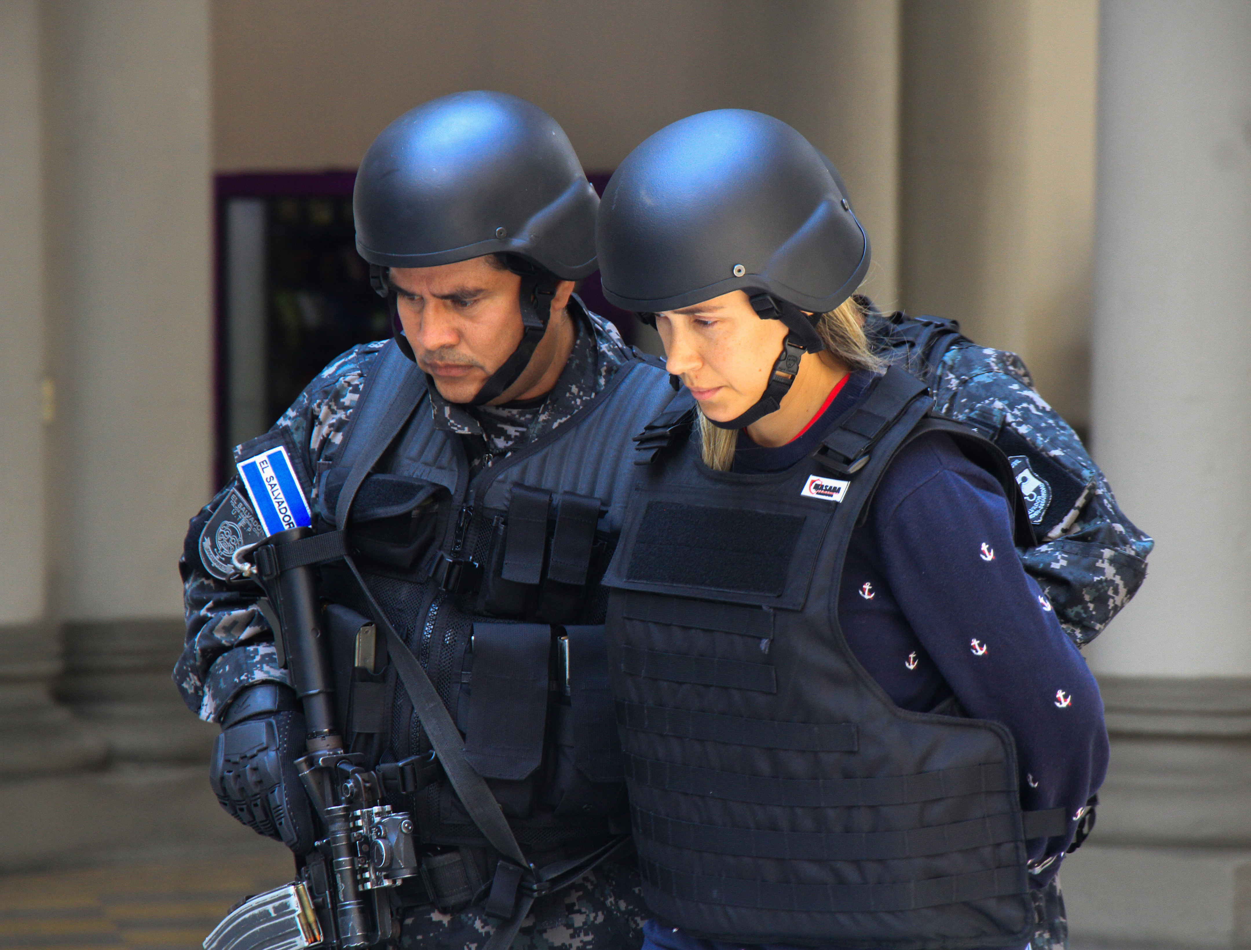 AME7033. SAN SALVADOR (EL SALVADOR), 18/01/2023.- Fotografía cedida por la Policía Nacional Civil (PNC) de El Salvador donde se muestra a la colombiana Margaret Lizeth Chacón (d) tras su detención hoy en una sede policial en San Salvador (El Salvador). Las autoridades de Seguridad de El Salvador informaron este miércoles sobre la captura en el país de Chacón, vinculada en el asesinato del fiscal antimafia paraguayo Marcelo Pecci, ocurrido en mayo de 2022 en una isla cercana a Cartagena de Indias. El titular del Ministerio de Justicia y Seguridad, Gustavo Villatoro, explicó en una breve rueda de prensa que la mujer fue capturada en El Salvador junto al "sujeto que le ayudó a esconderse" en el país centroamericano, identificado como el salvadoreño Wilber Rodríguez. EFE/ PNC El Salvador SÓLO USO EDITORIAL/SÓLO DISPONIBLE PARA ILUSTRAR LA NOTICIA QUE ACOMPAÑA (CRÉDITO OBLIGATORIO)