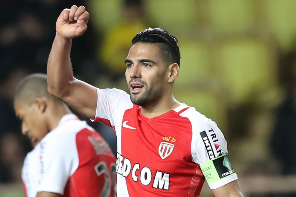 El colombiano Radamel Falcao García celebra uno de los tantos que anotó en la victoria de Mónaco sobre el Bastia. / AFP