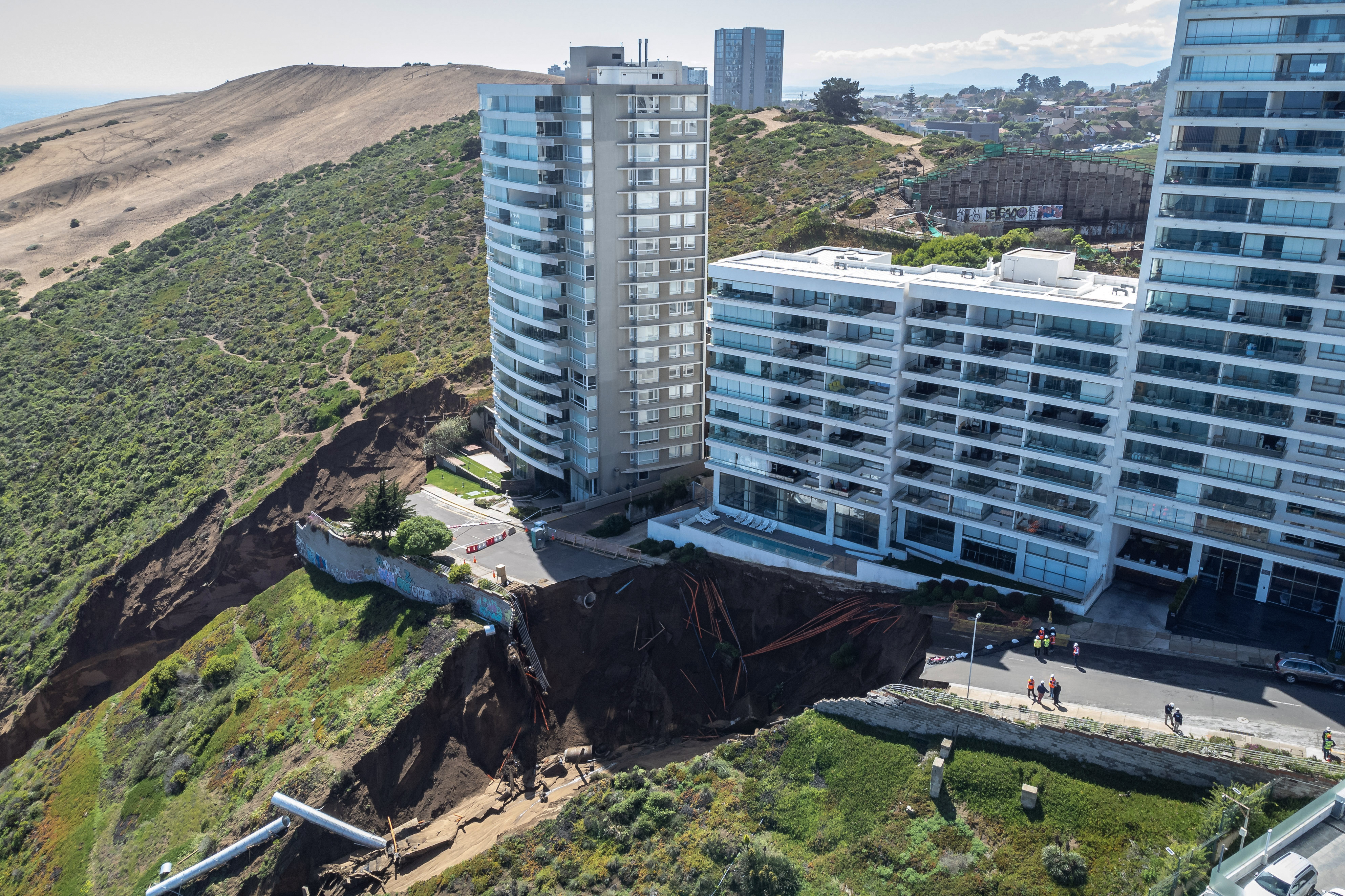 CH01. VIÑA DEL MAR (CHILE).11/09/2023.- Fotografía aérea tomada hoy que muestra el nuevo socavón provocado por las lluvias, al costado del edificio Kandinsky, que hace semanas ya había sido afectado por un derrumbe, en Viña del Mar (Chile). Un segundo socavón de grandes dimensiones obligó este lunes a evacuar a unas 200 personas de un edificio de lujo de la ciudad de Viña del mar, en la costa de Chile, construido sobre una duna, ante el incremento del riesgo de que se pueda venir abajo, informaron las autoridades locales. EFE/ José Veas